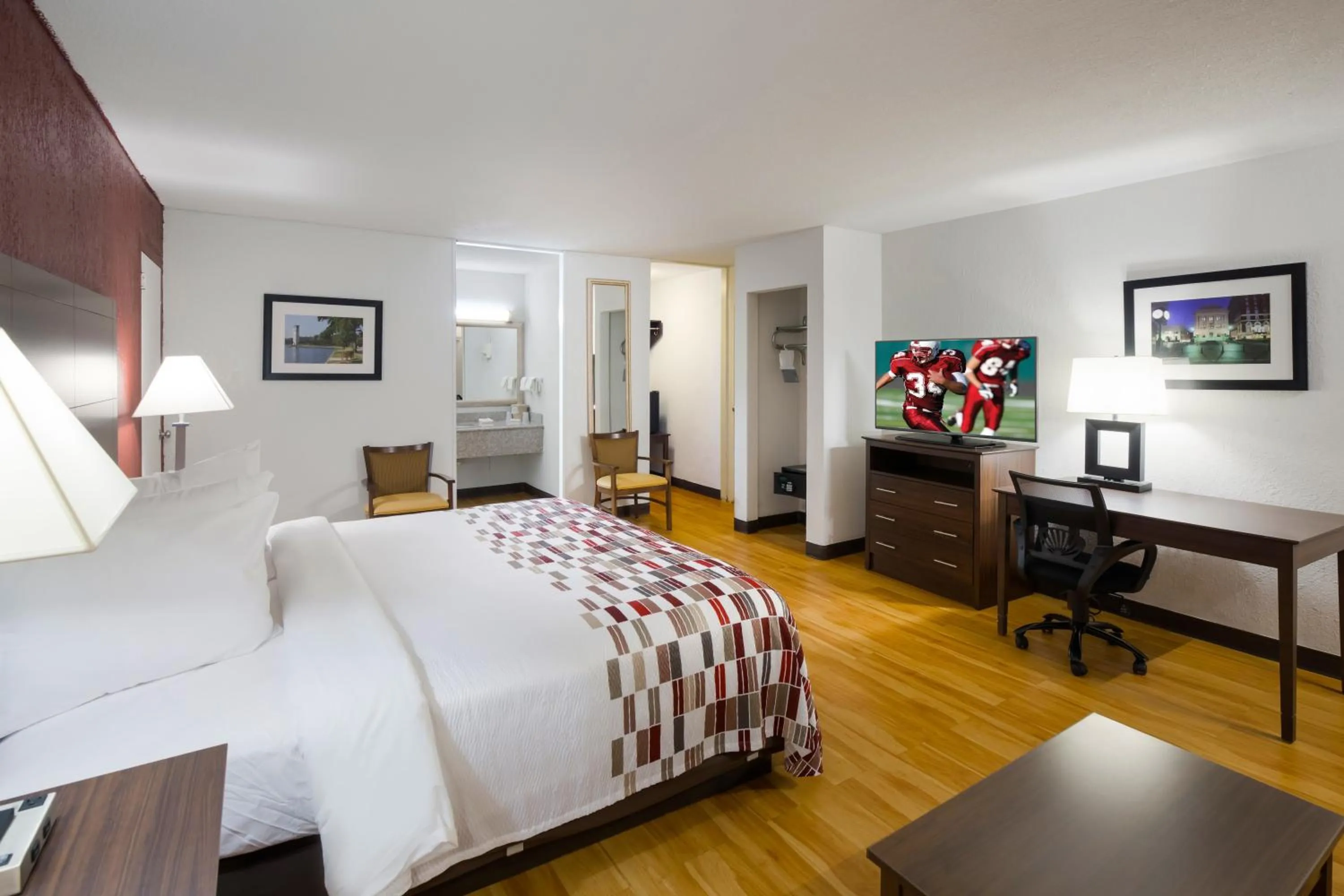 Photo of the whole room, Bed in Horizon Inn & Suites