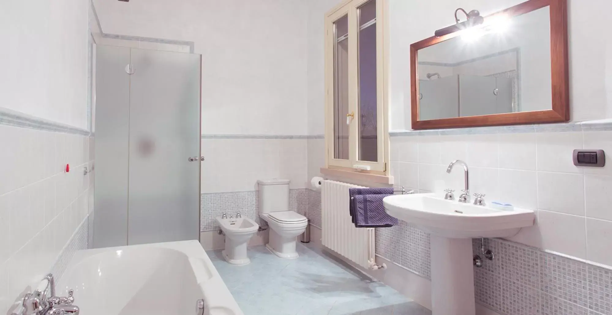 Triple Room with Private External Bathroom in B&B Residence il Ciliegio , Via Villa Superiore 93 Luzzara Triple Room with Private External Bathroom in B&B Residence il Ciliegio , Via Villa Superiore 93 Luzzara