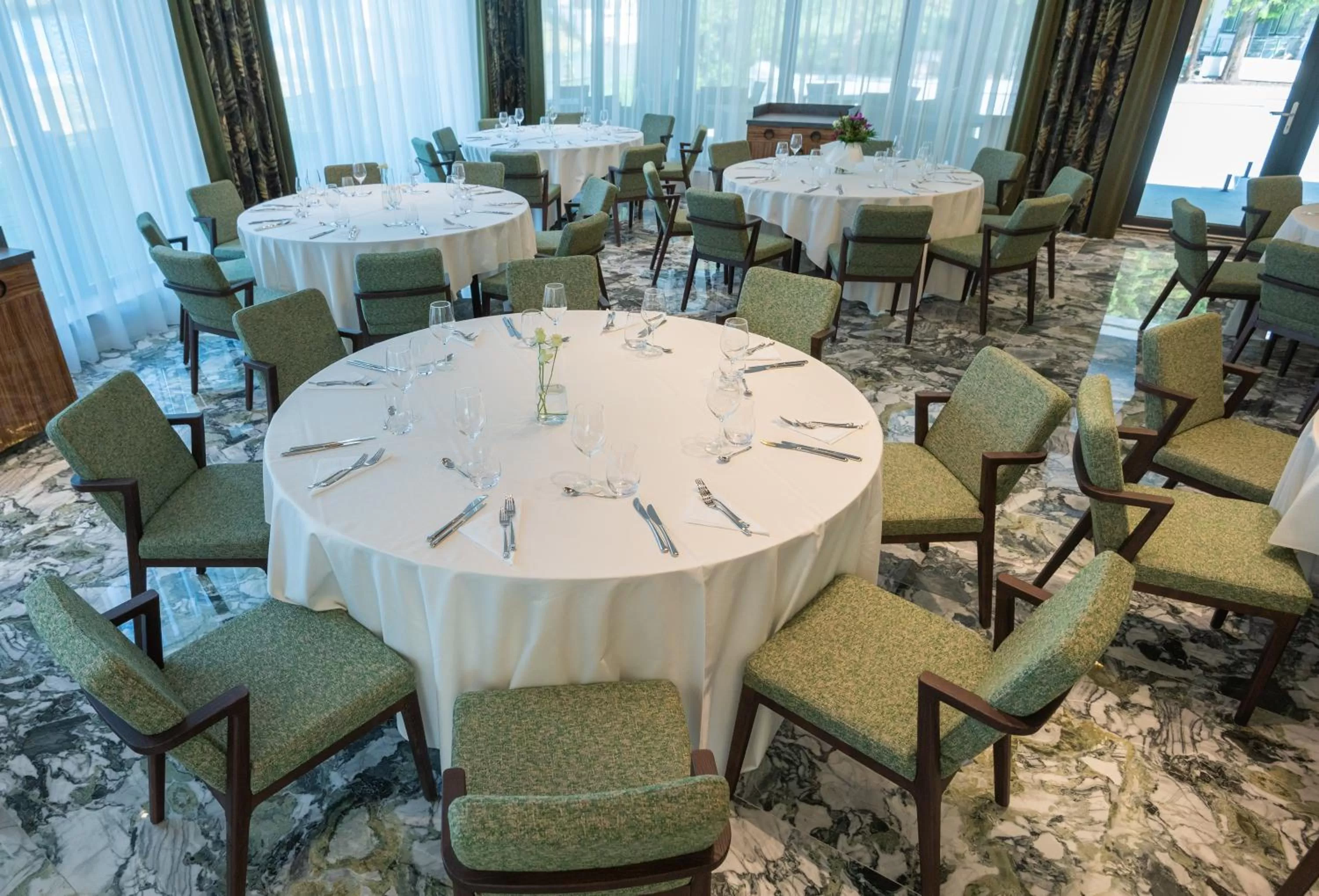 Restaurant/places to eat in Hotel Codrişor