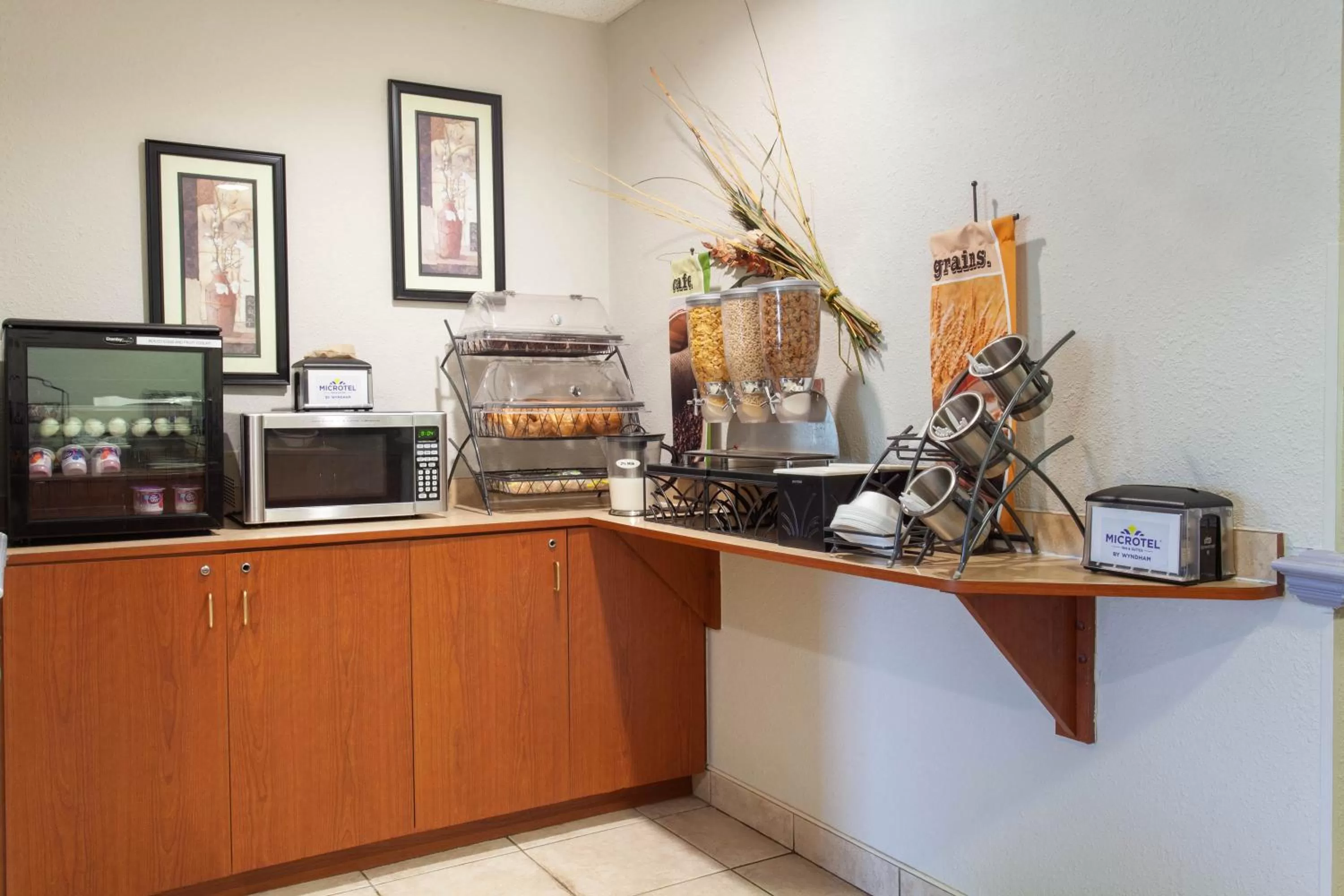 Coffee/tea facilities in Microtel Inn and Suites by Wyndham - Lady Lake/ The Villages