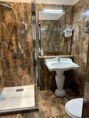 Shower in Hôtel Les Voyageurs