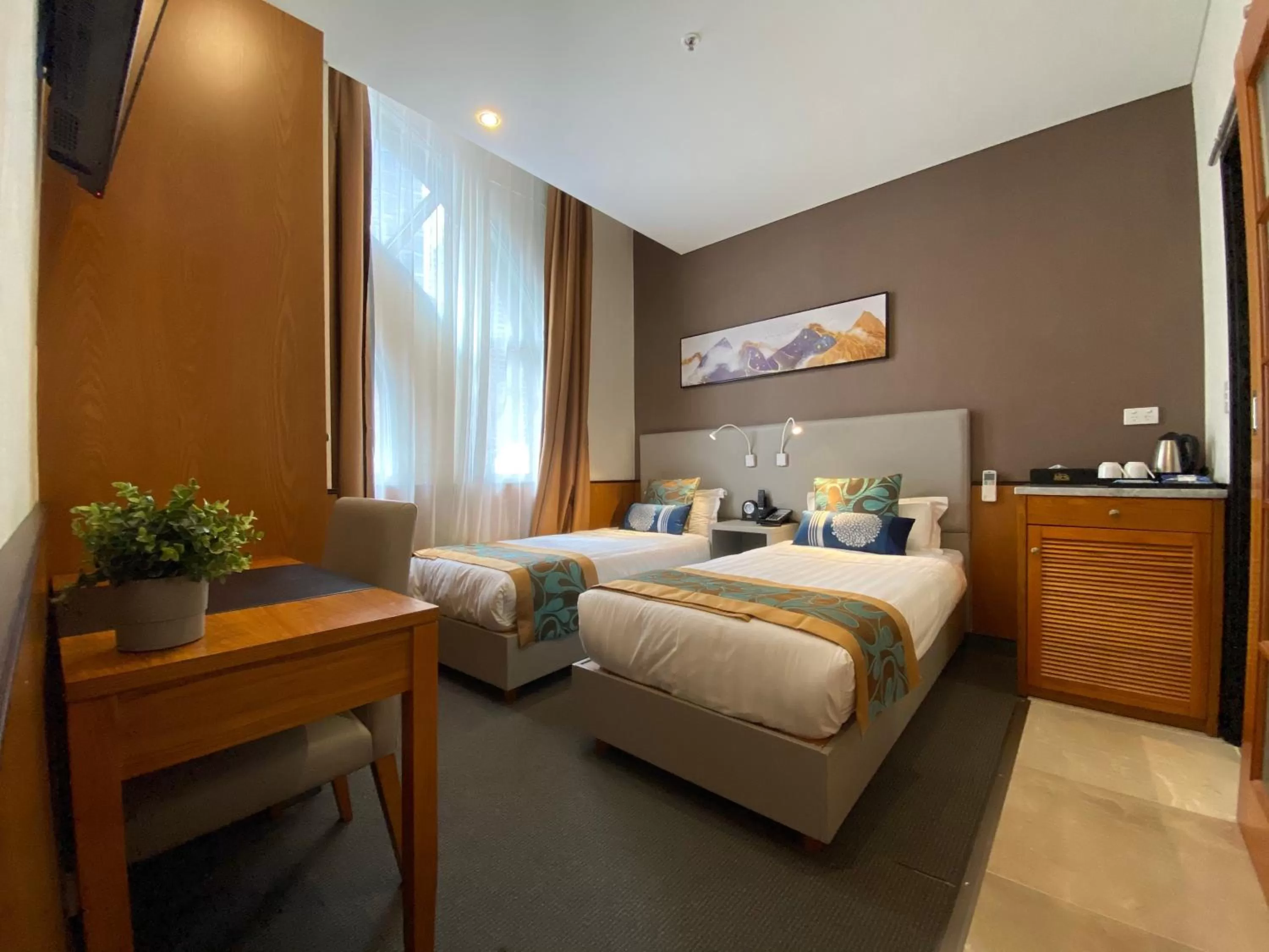 Deluxe Twin Room with City View in YEHS Hotel Sydney QVB