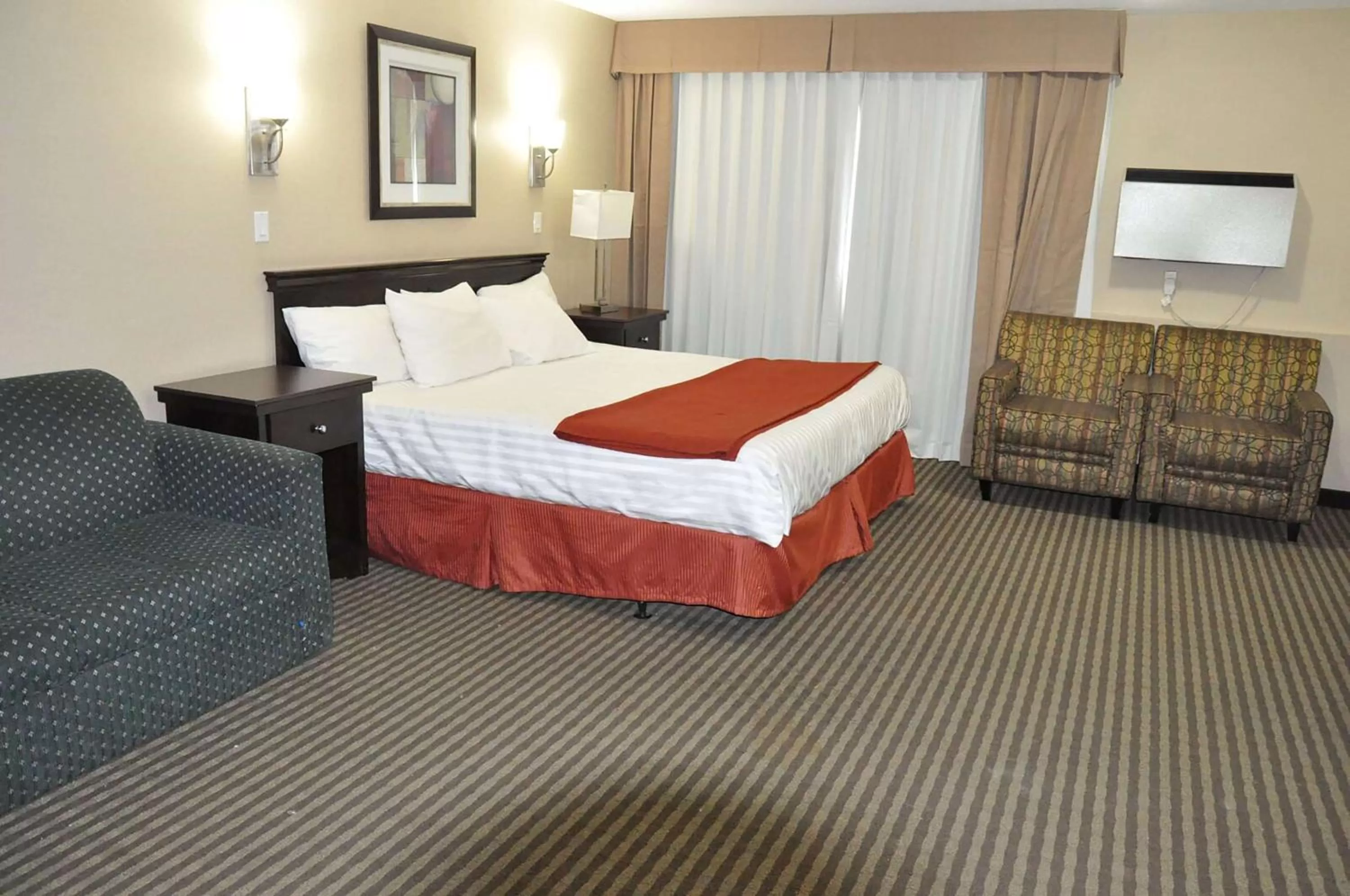 Photo of the whole room, Bed in Ramada by Wyndham Abbotsford