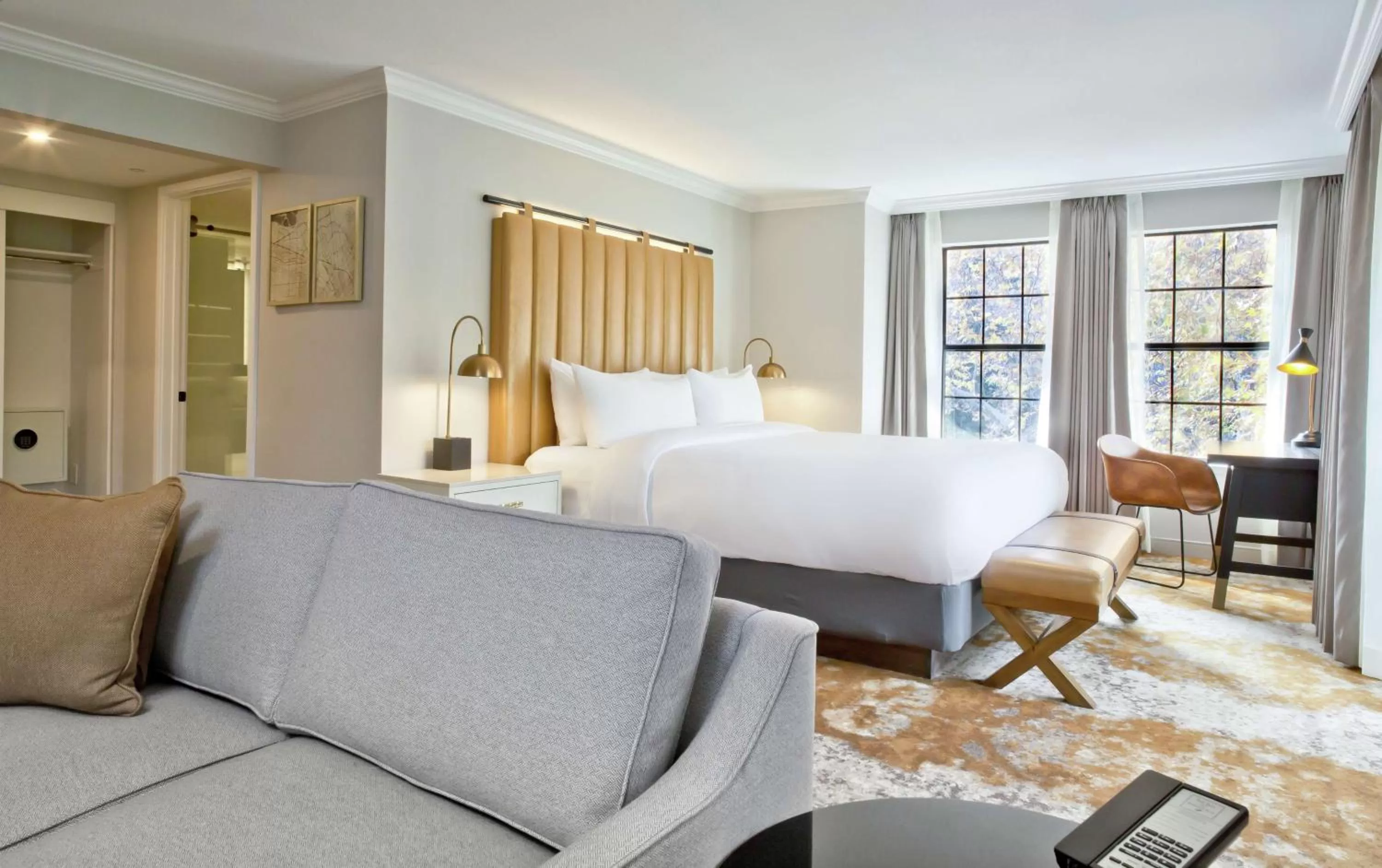 Living room, Bed in The Inn at Saratoga, Tapestry Collection by Hilton