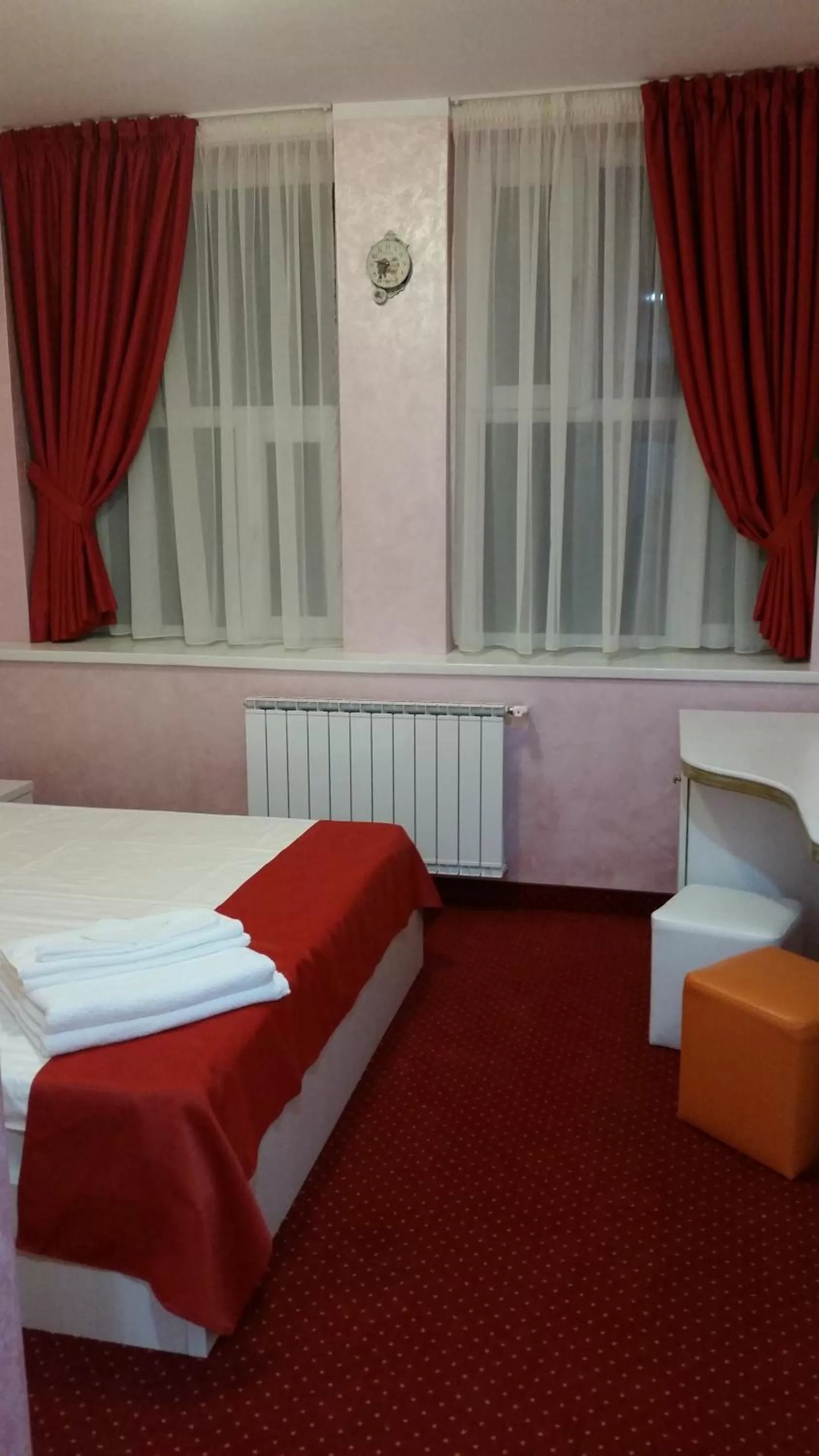 Photo of the whole room, Bed in Hamlet Hotel