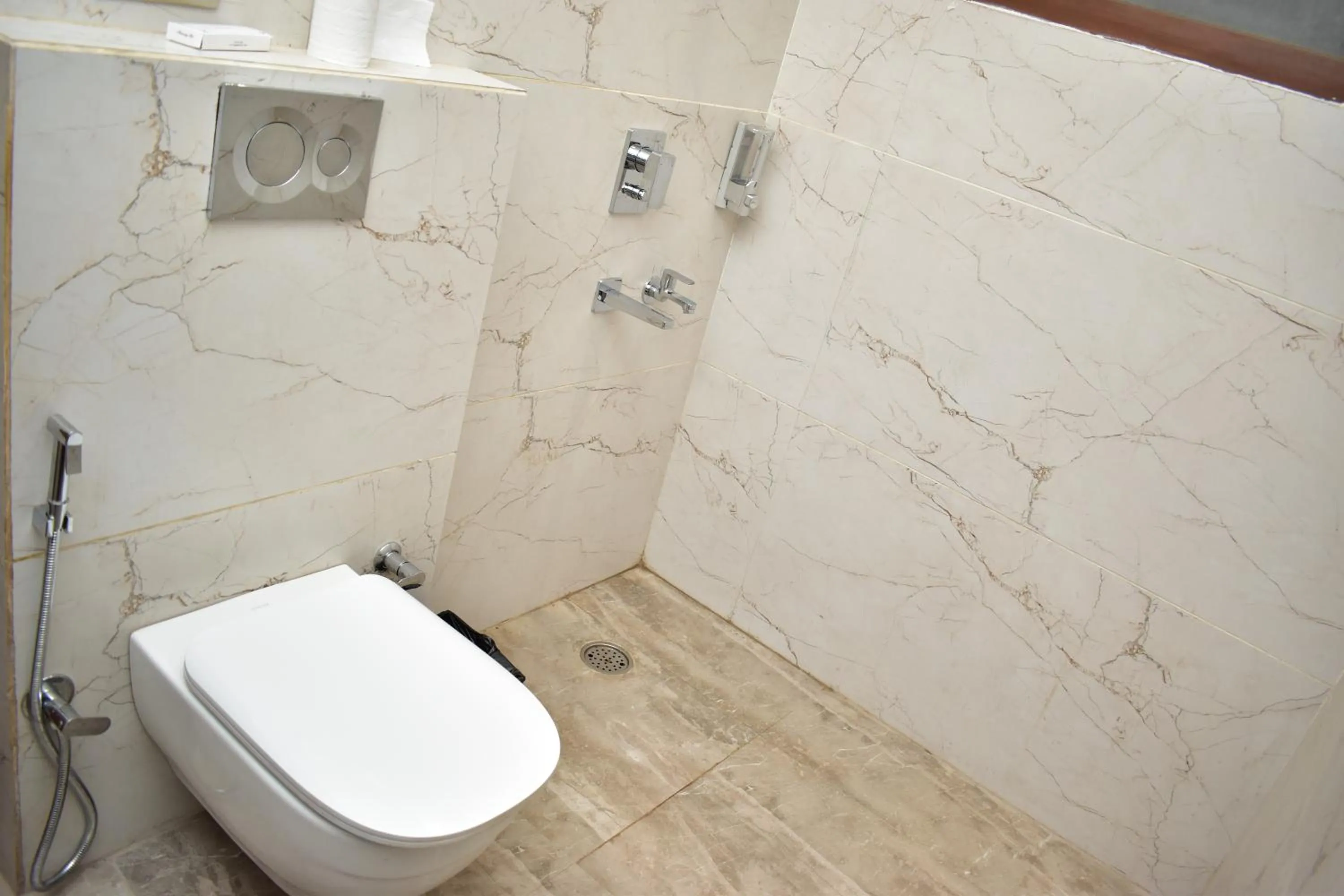 Shower in Qotel Comfort Ashok Vihar - Near Delhi University