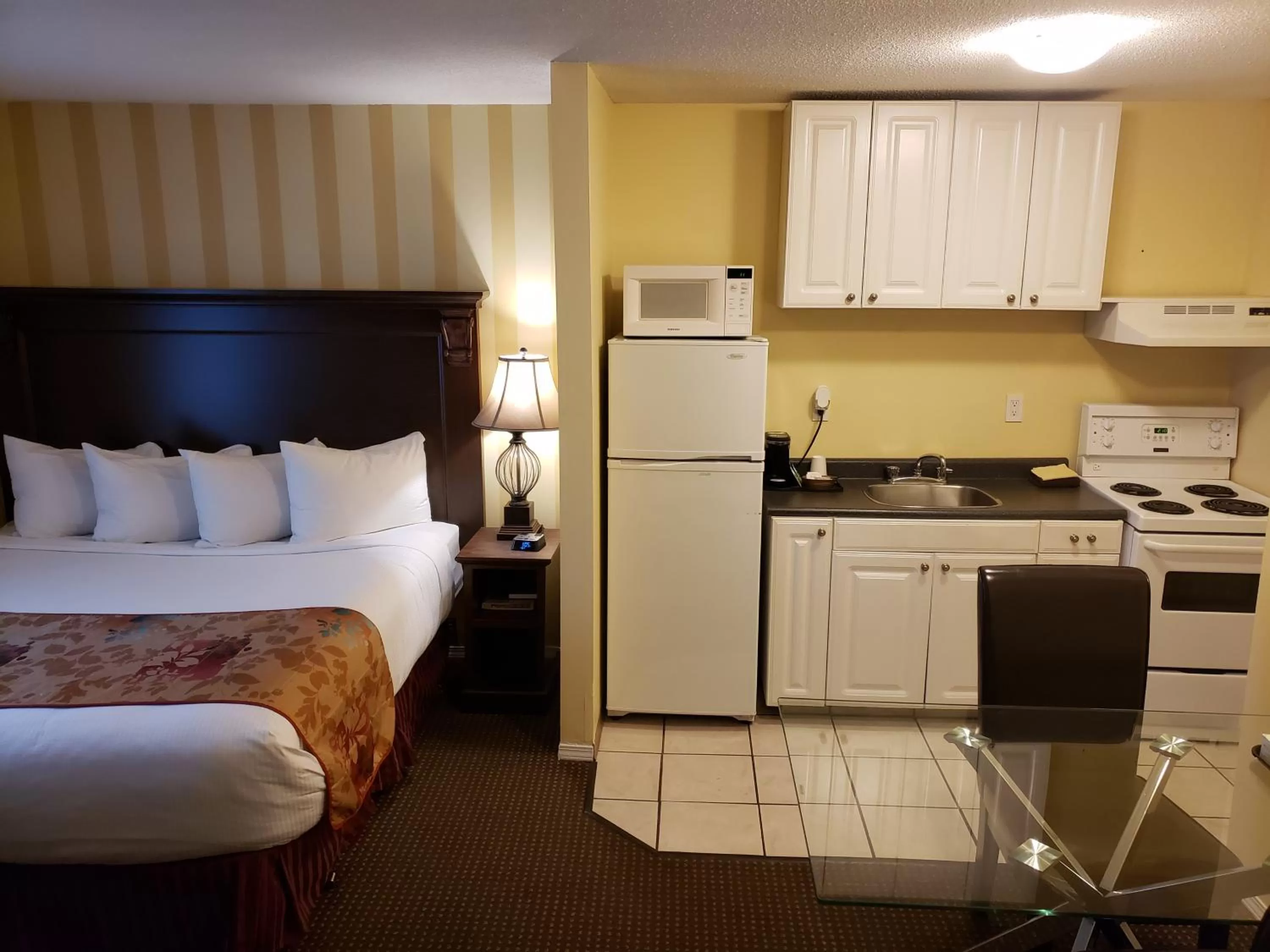 Kitchen or kitchenette, Bed in Arbutus Inn