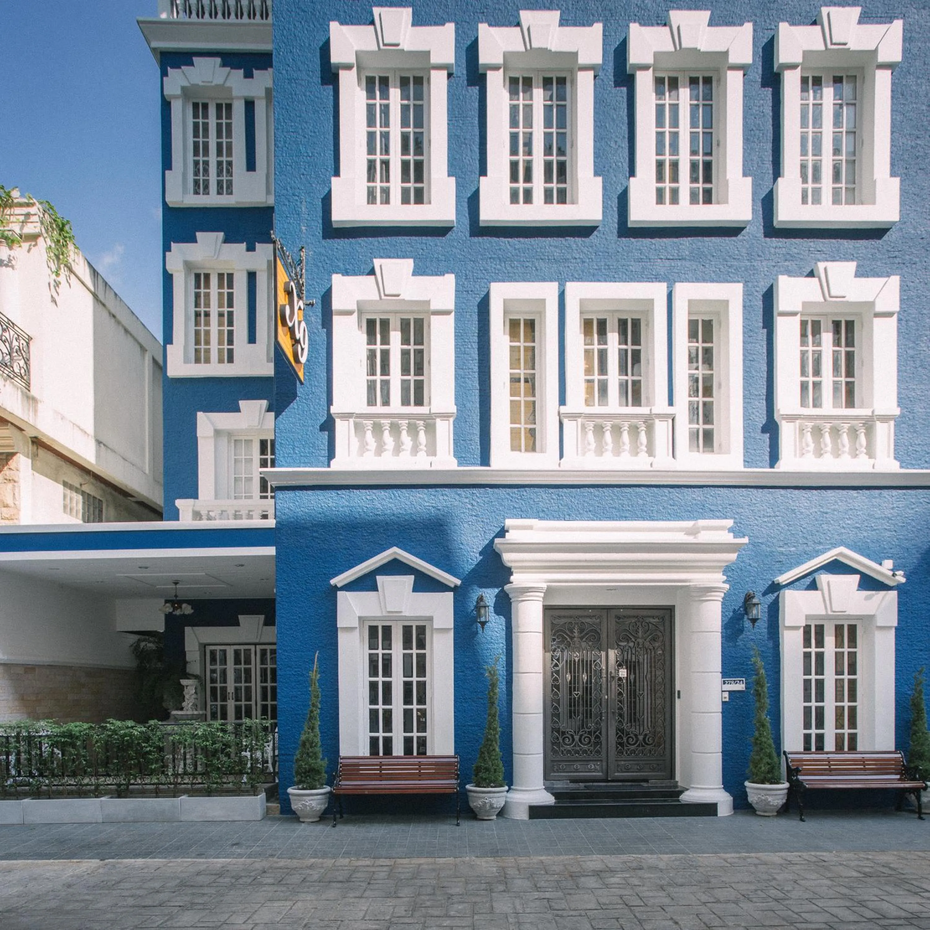 Facade/entrance in X9Hostel