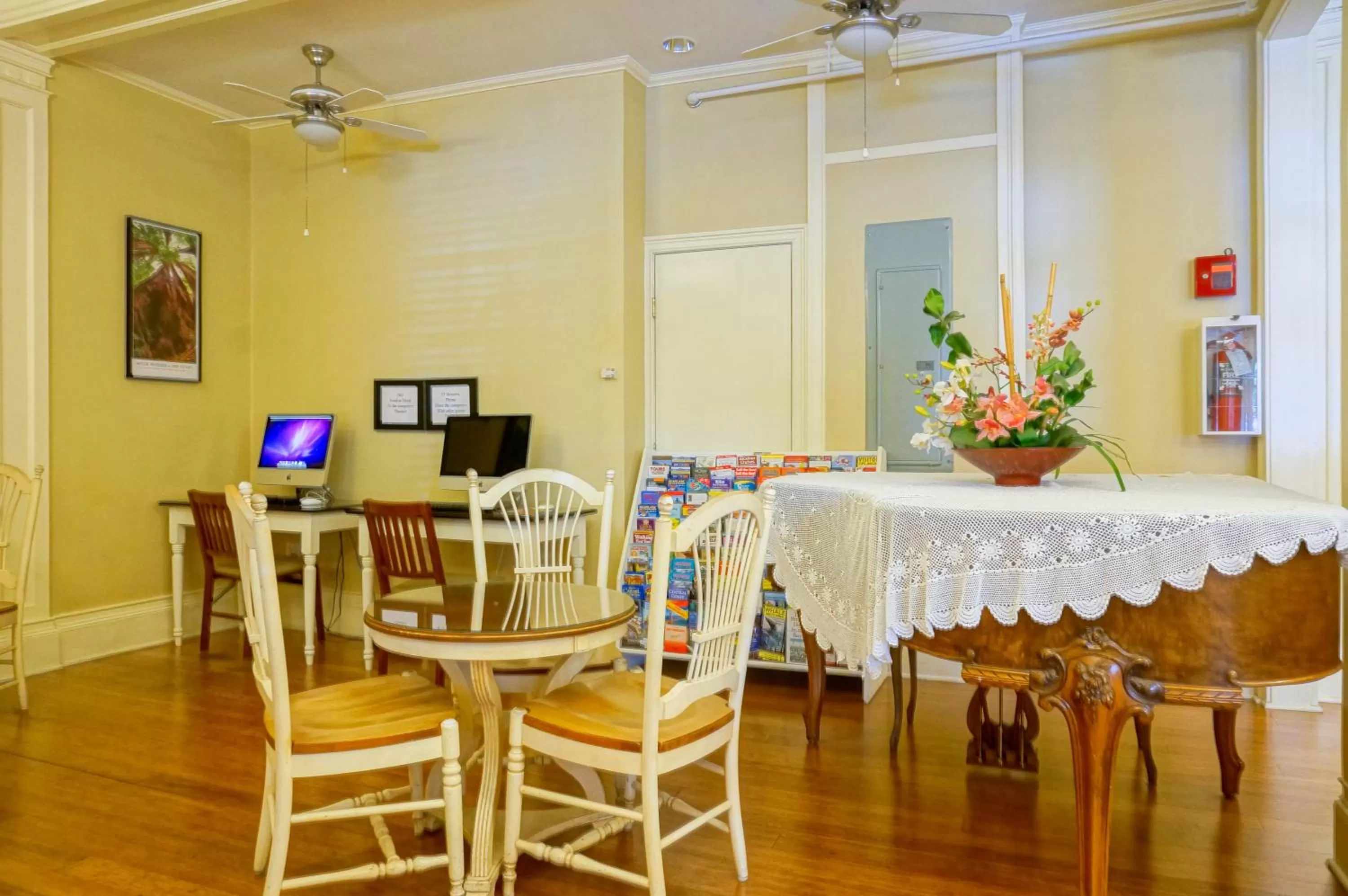 Communal lounge/ TV room in Grant Hotel