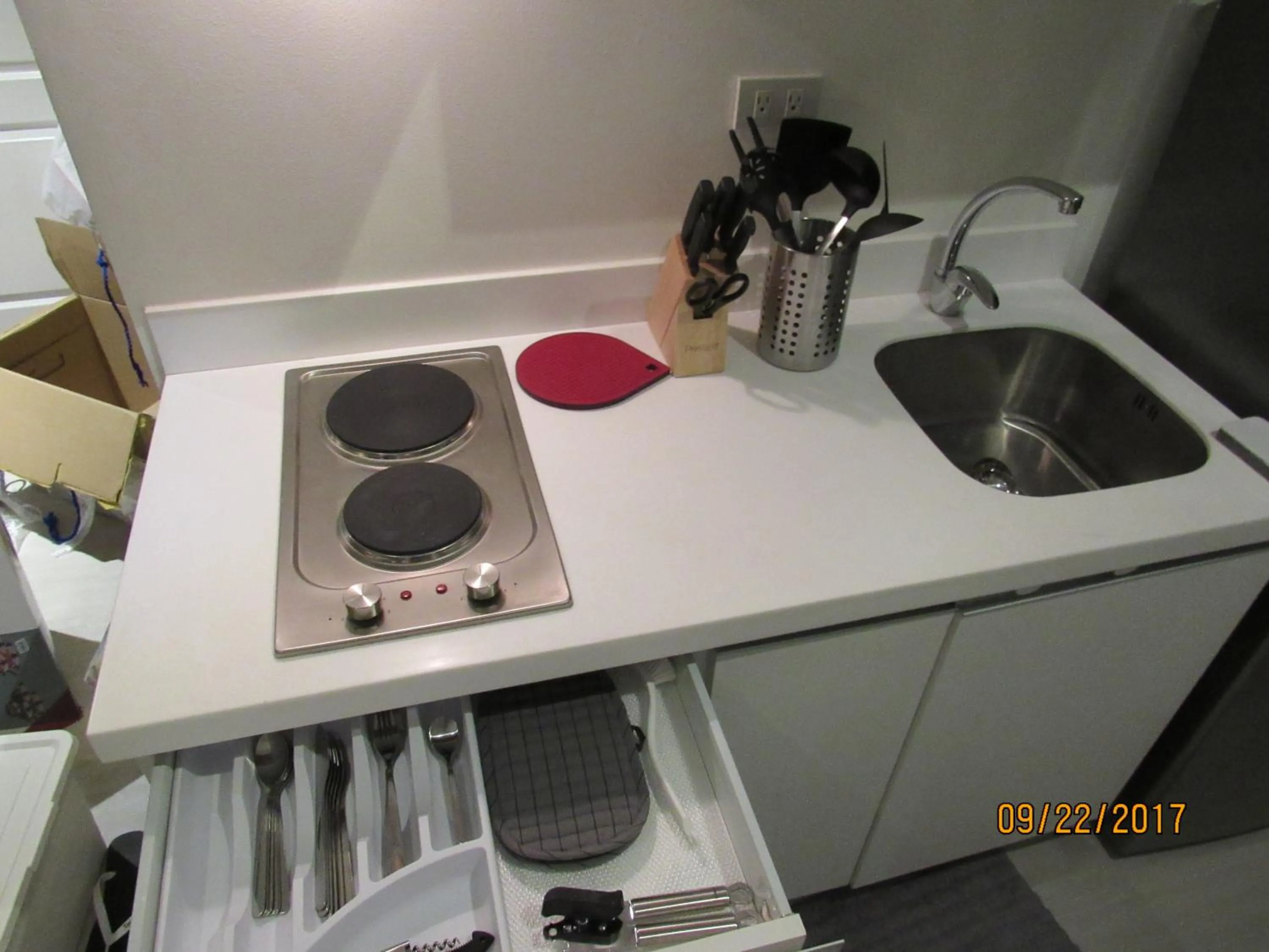 Kitchen or kitchenette in Azure Urban Beach Resort Manila by Radlett