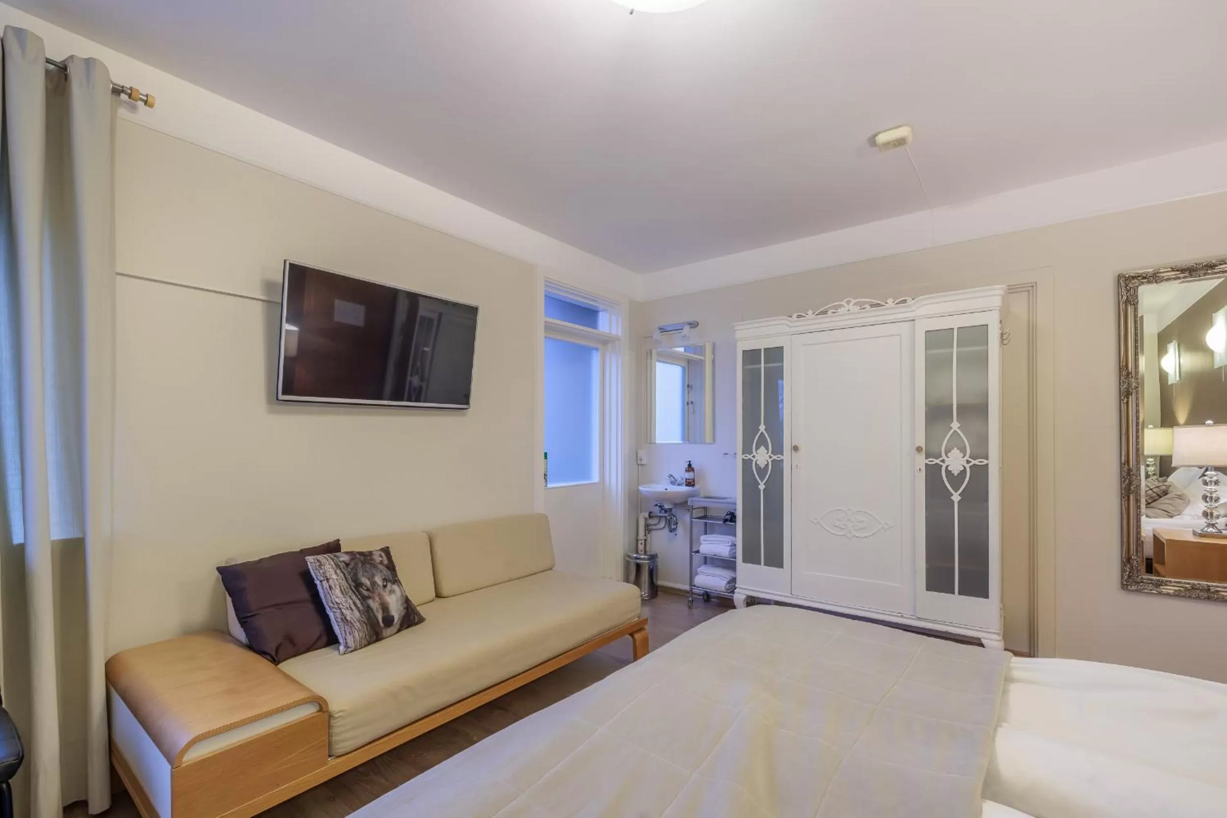 Photo of the whole room in Snorri's Guesthouse