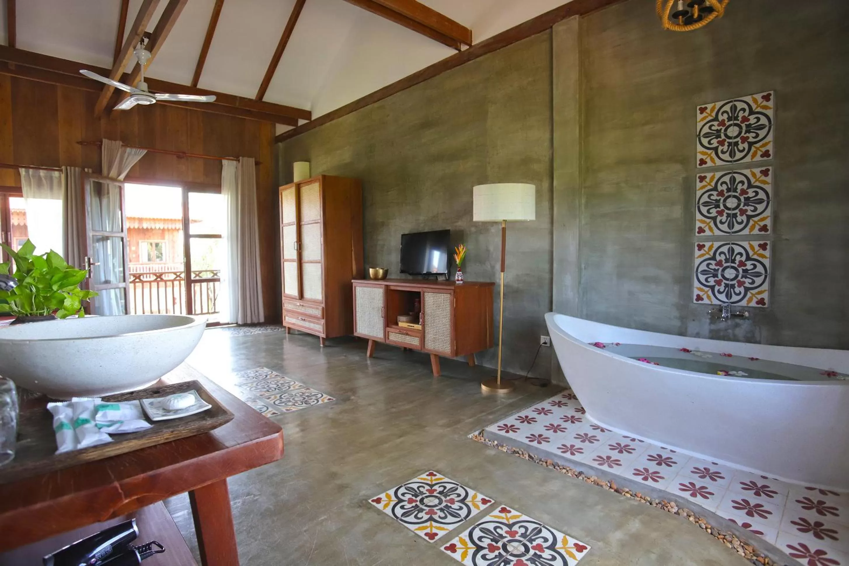 Hot Tub in Dontrei Villa Angkor