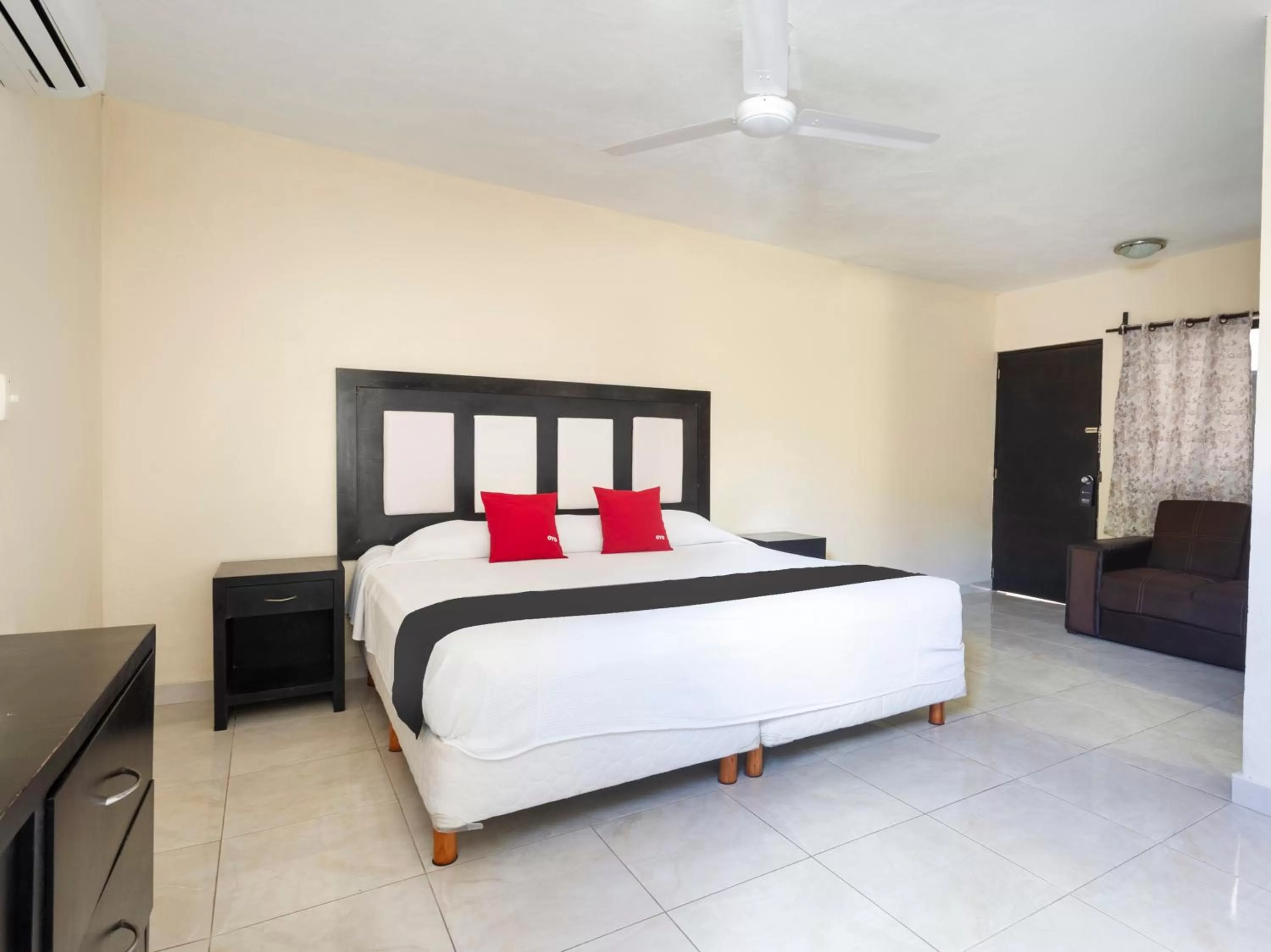 Bedroom, Bed in Hotel Jardín Cancún