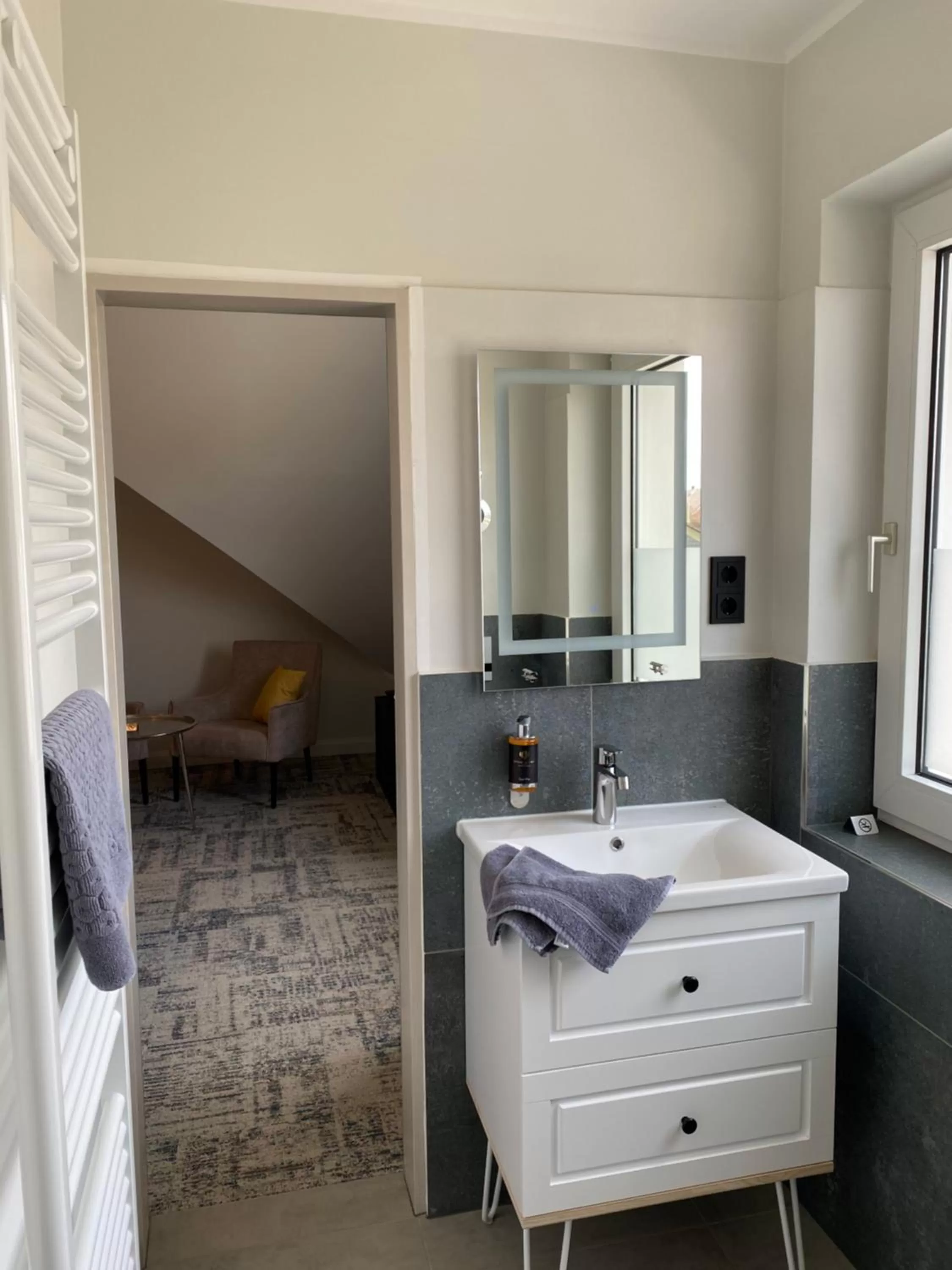 Bathroom in BESOTEL Mettmann