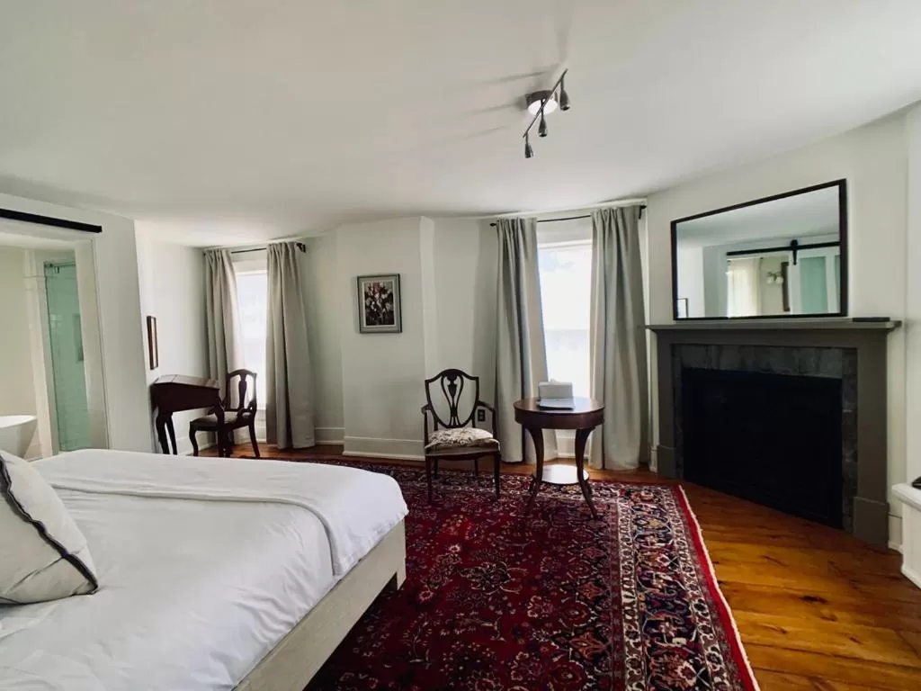 Photo of the whole room, Bed in Woodbourne Inn