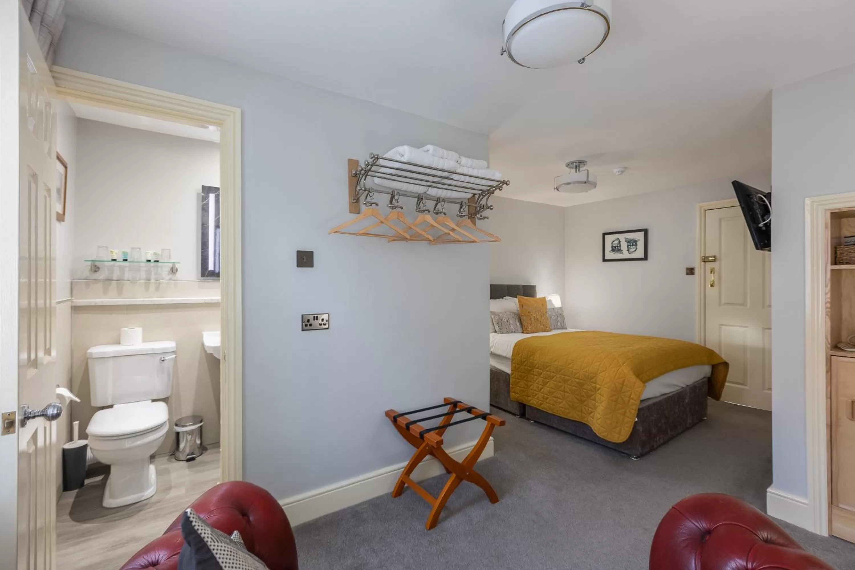 Bedroom, Bed in The Black Swan Inn