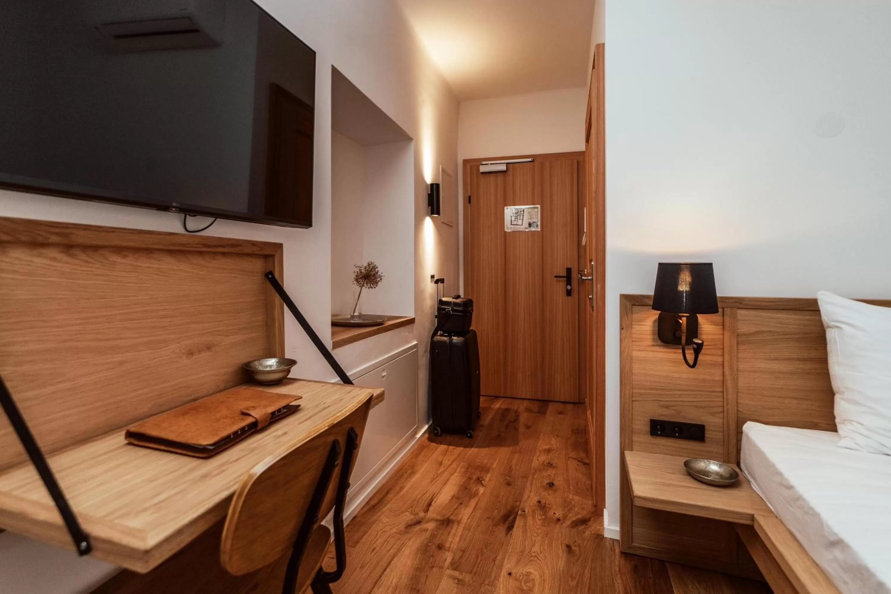 Photo of the whole room, Bed in the salt townhouse