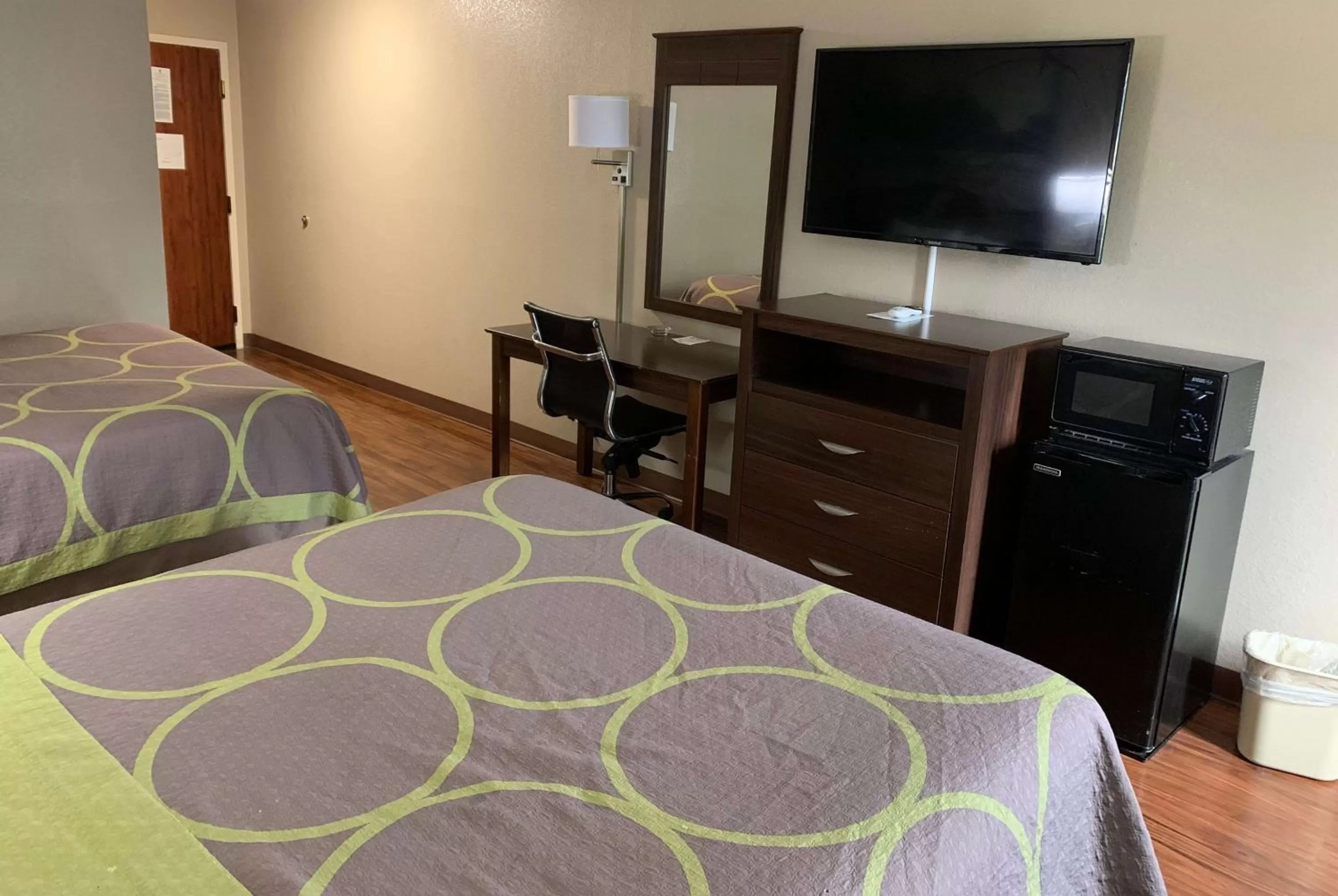 Photo of the whole room, Bed in Super 8 by Wyndham Hernando