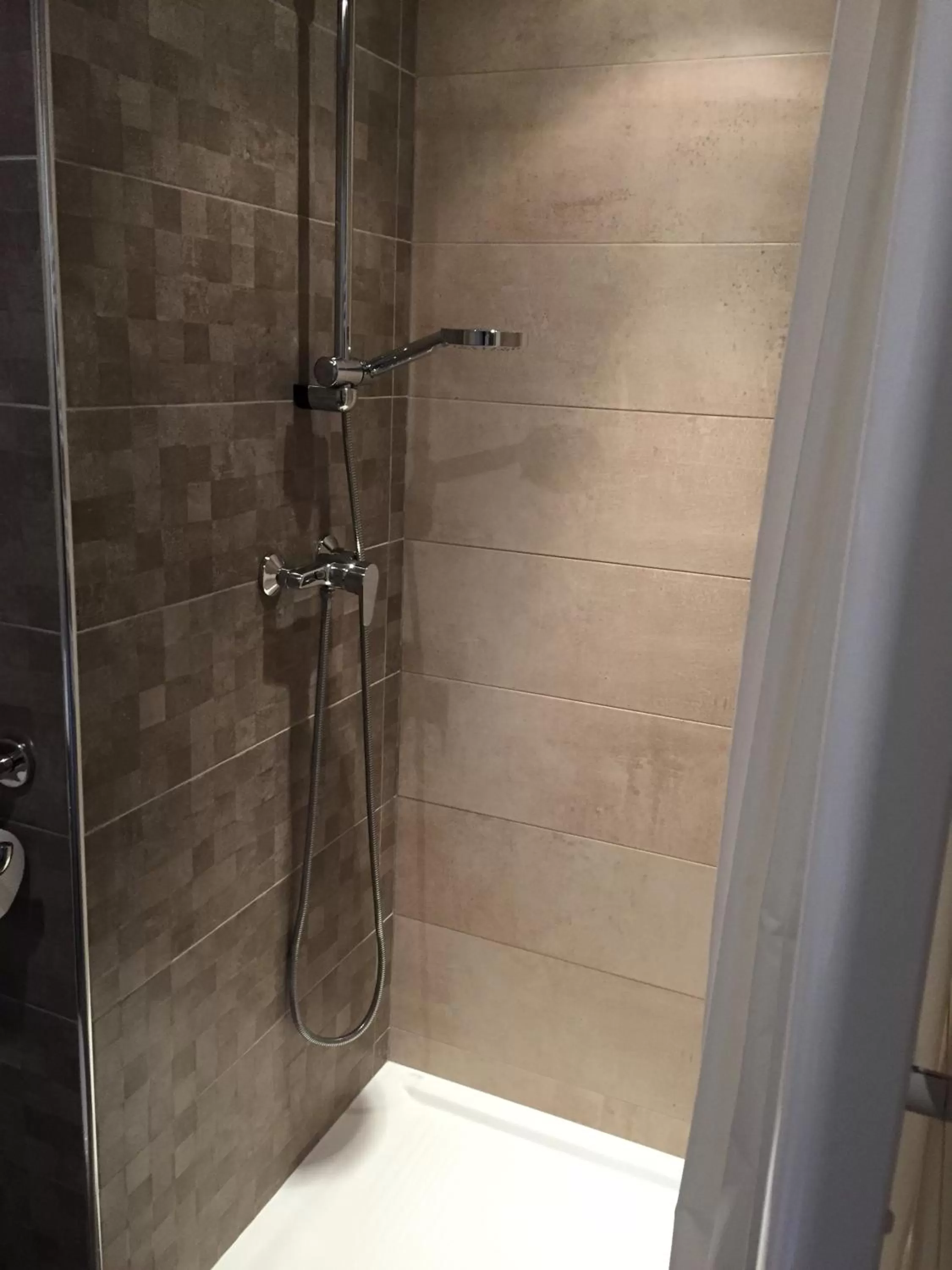 Shower in Hôtel Mont-Brison