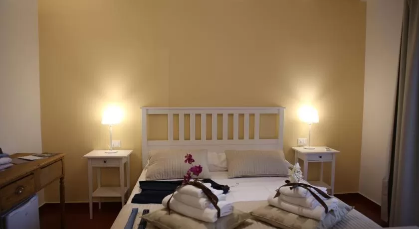 Photo of the whole room, Bed in Yhomisus