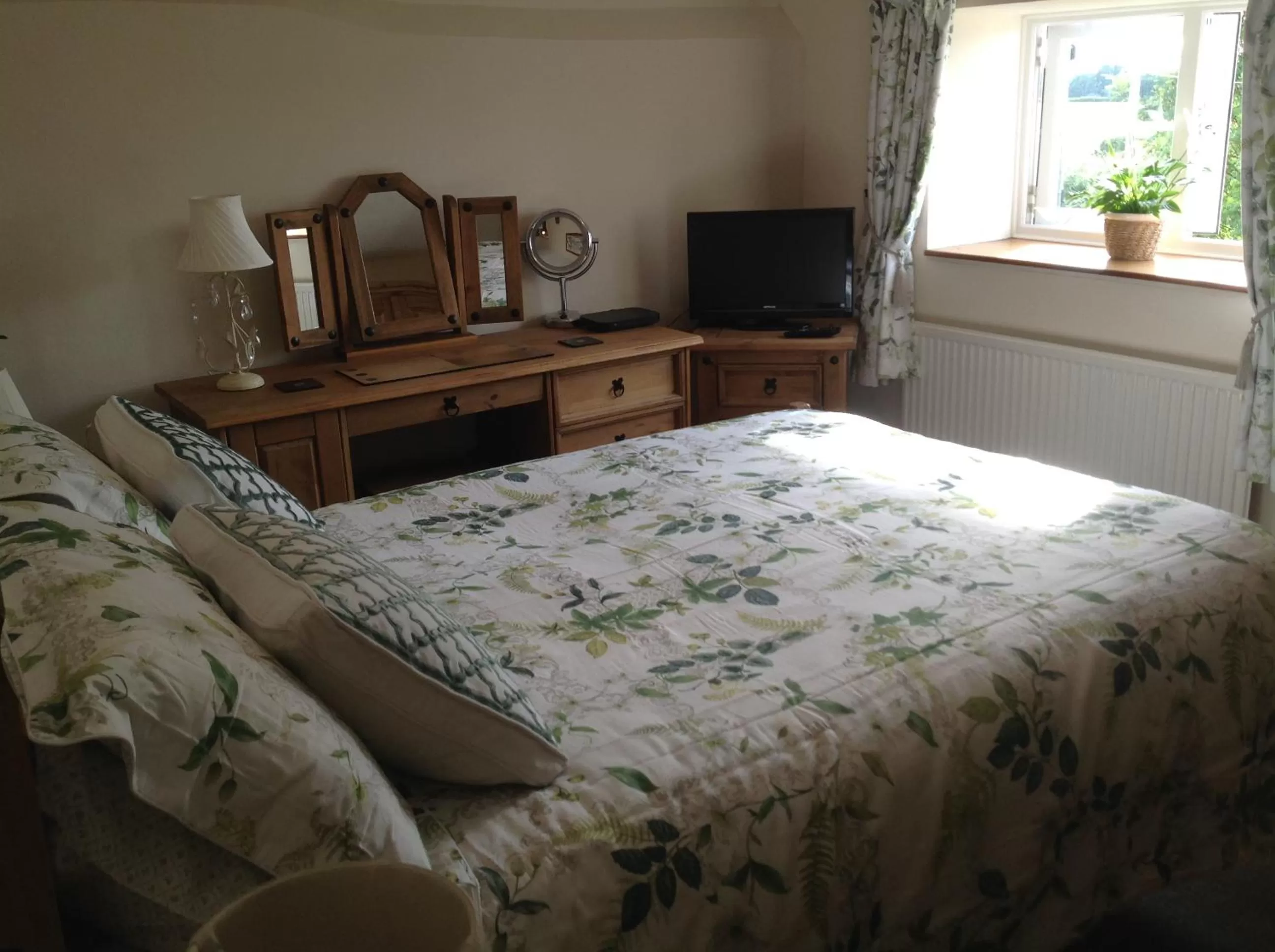 Bedroom, Bed in Primrose Cottage