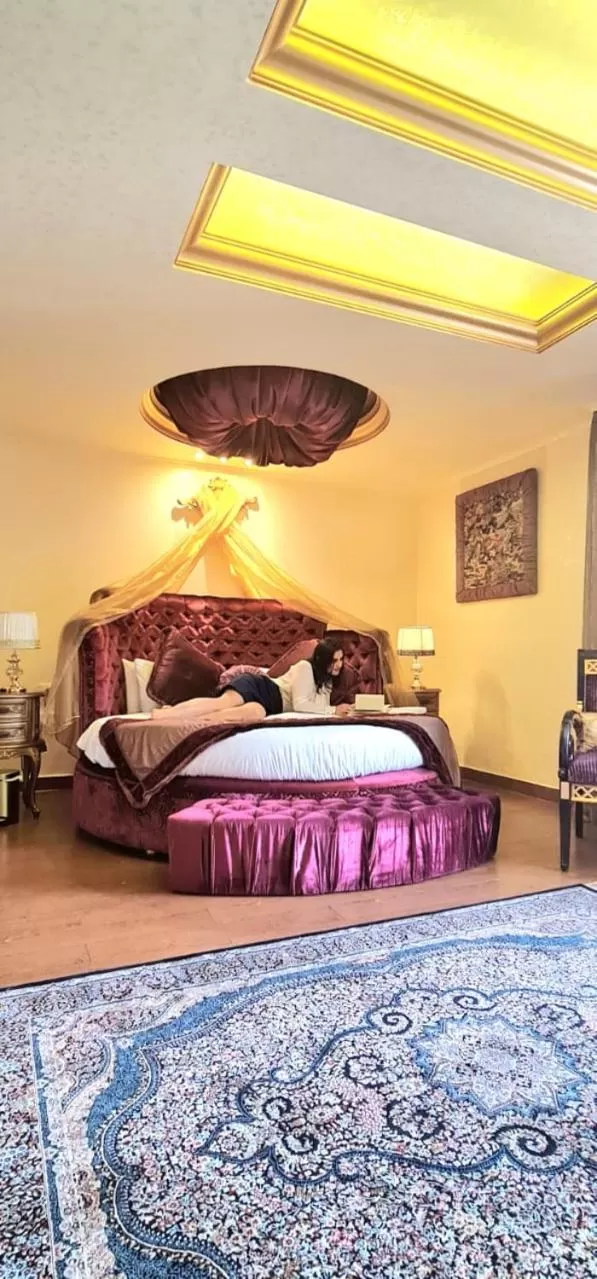 Shower, Bed in Q Hotel