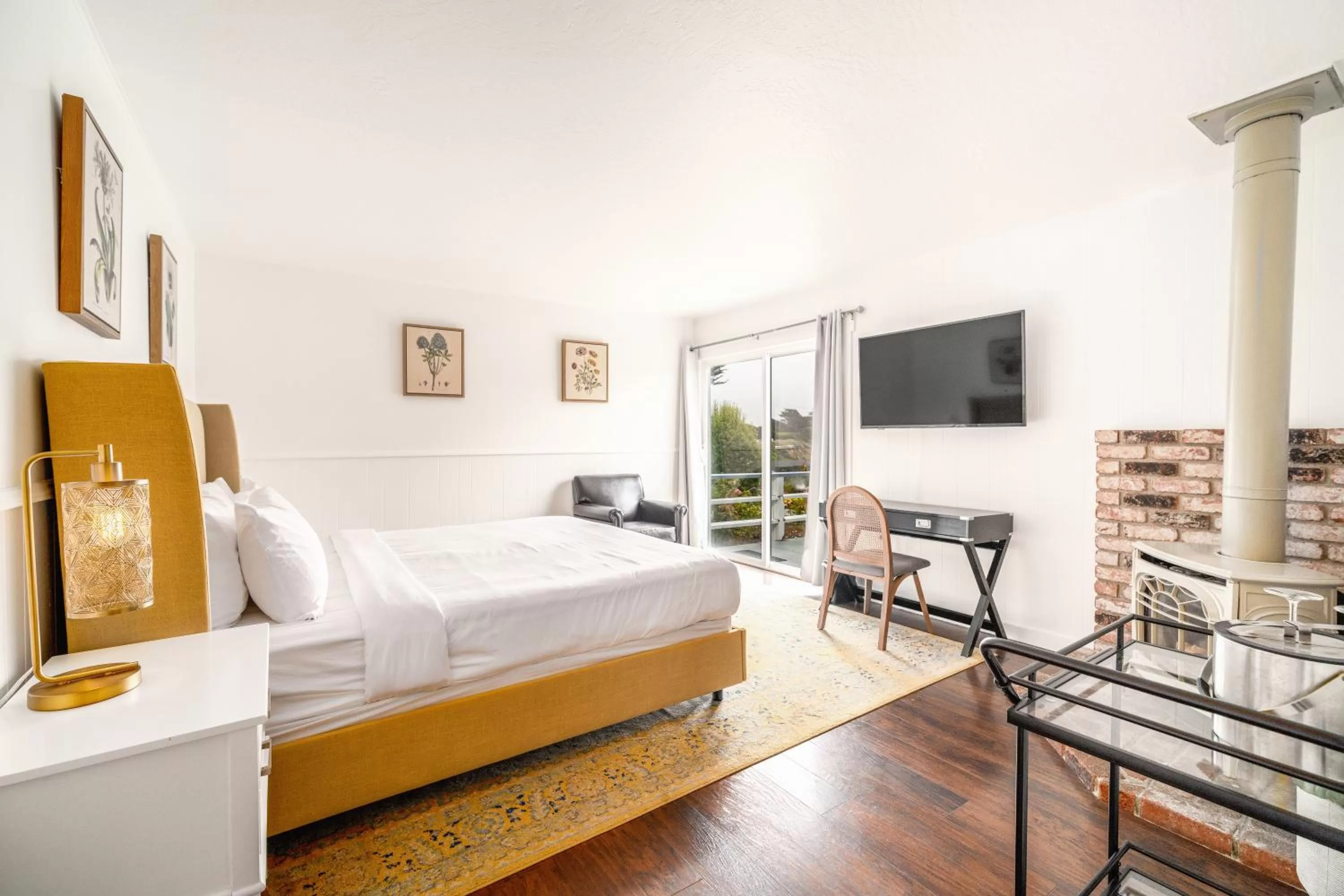 Bed in Agate Cove Inn