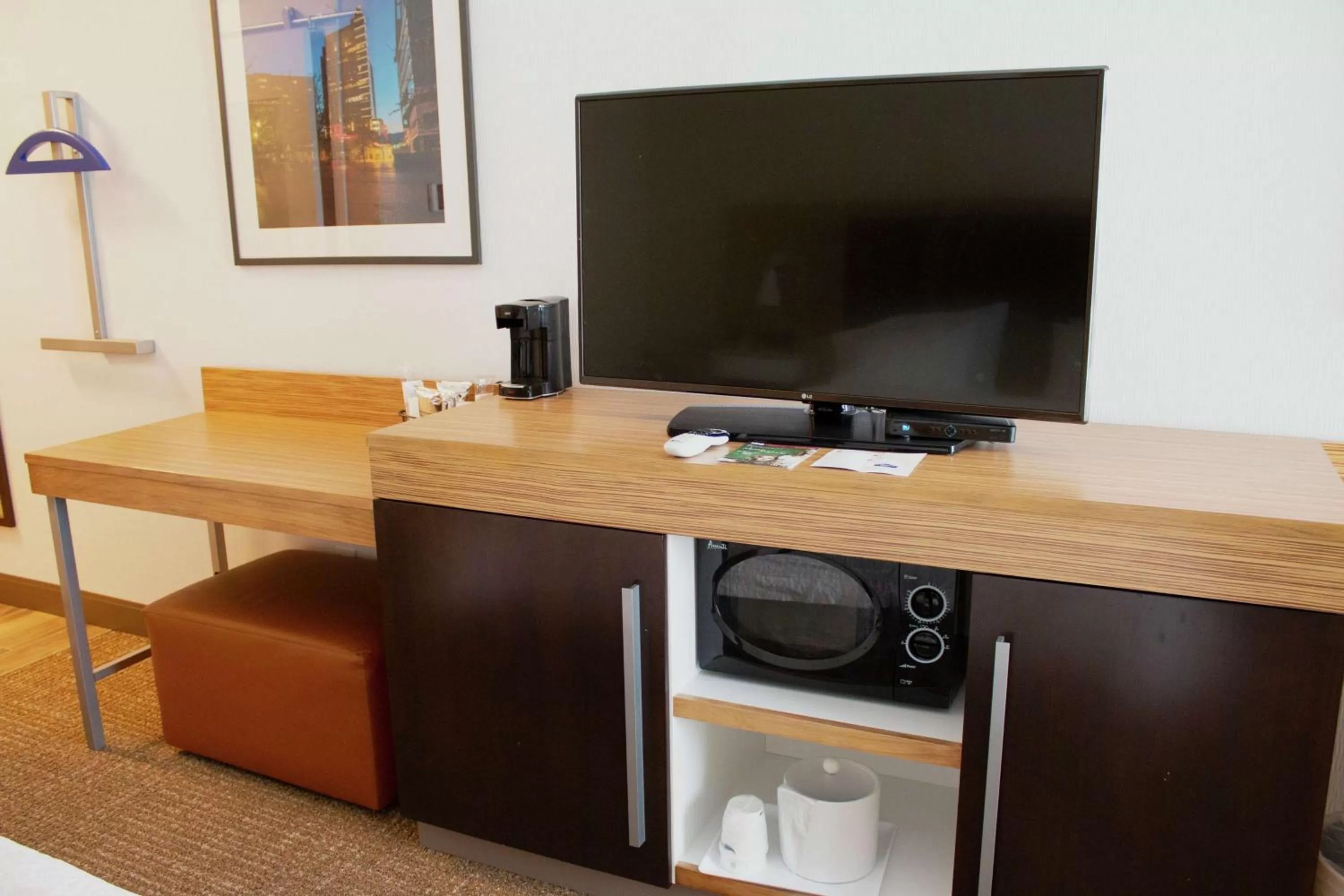 Bedroom in Hampton Inn Boise - Airport