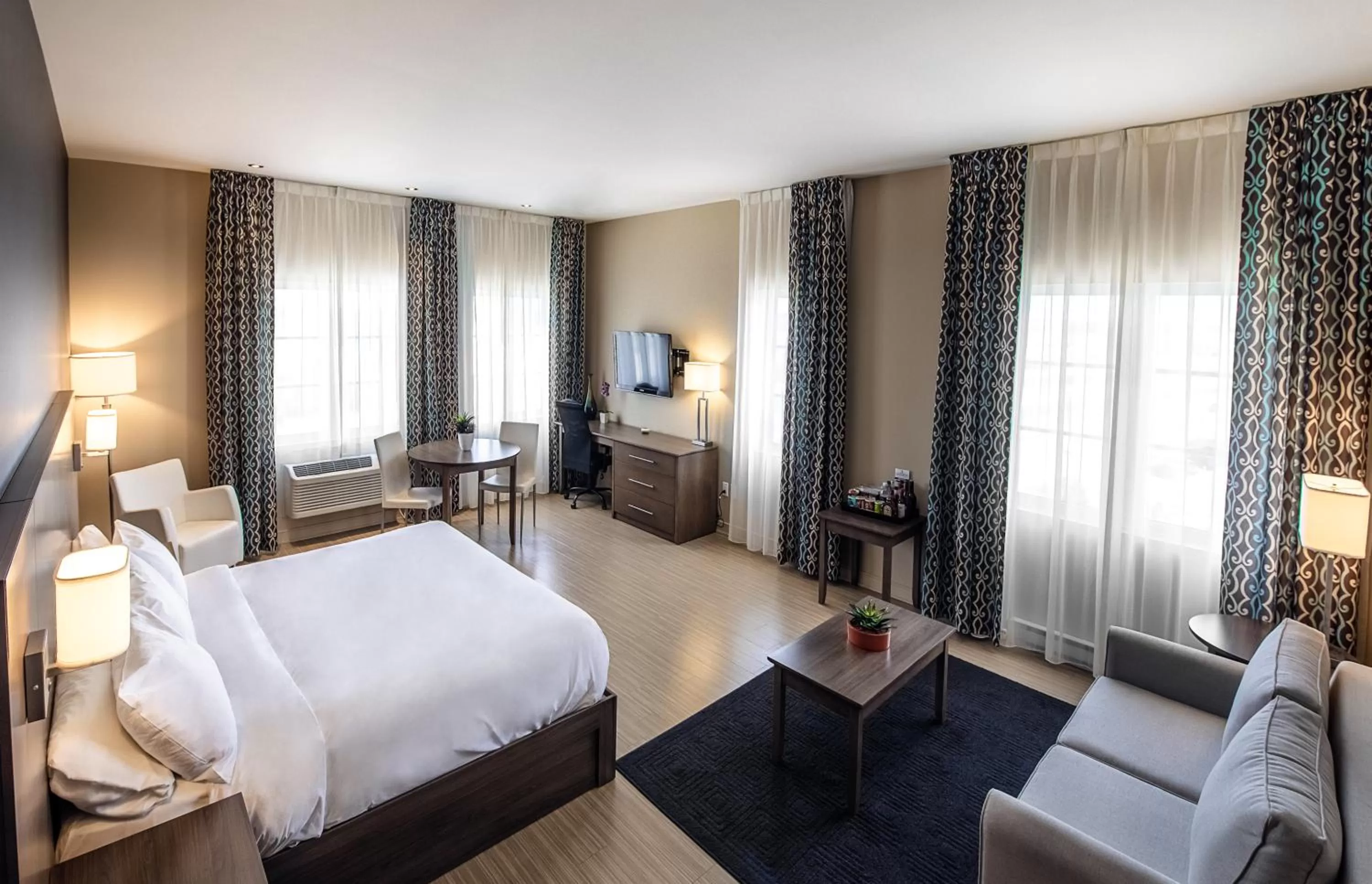 Living room, Bed in Imperia Hôtel et Suites Terrebonne