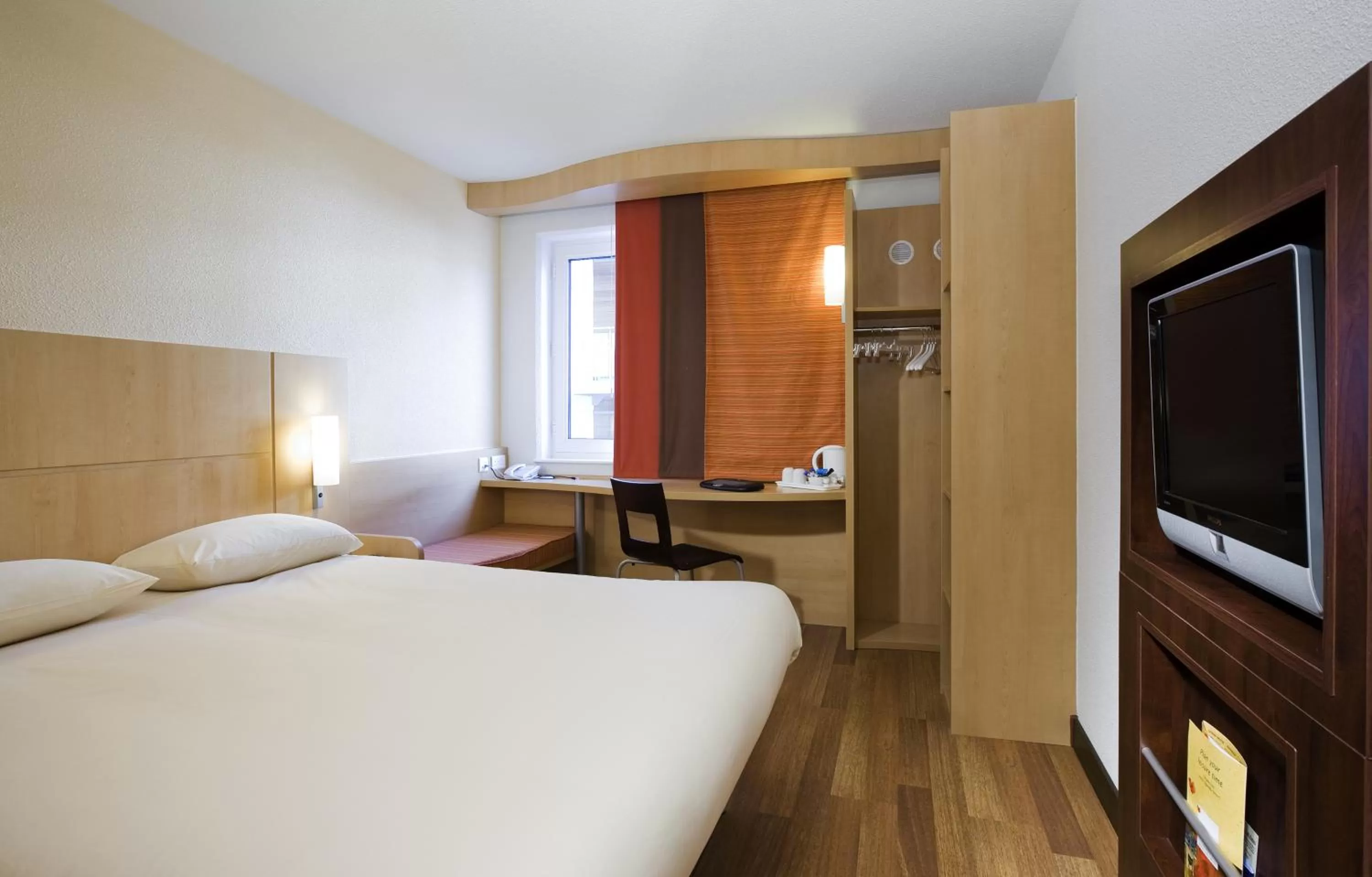 Photo of the whole room, Bed in ibis Bristol Temple Meads
