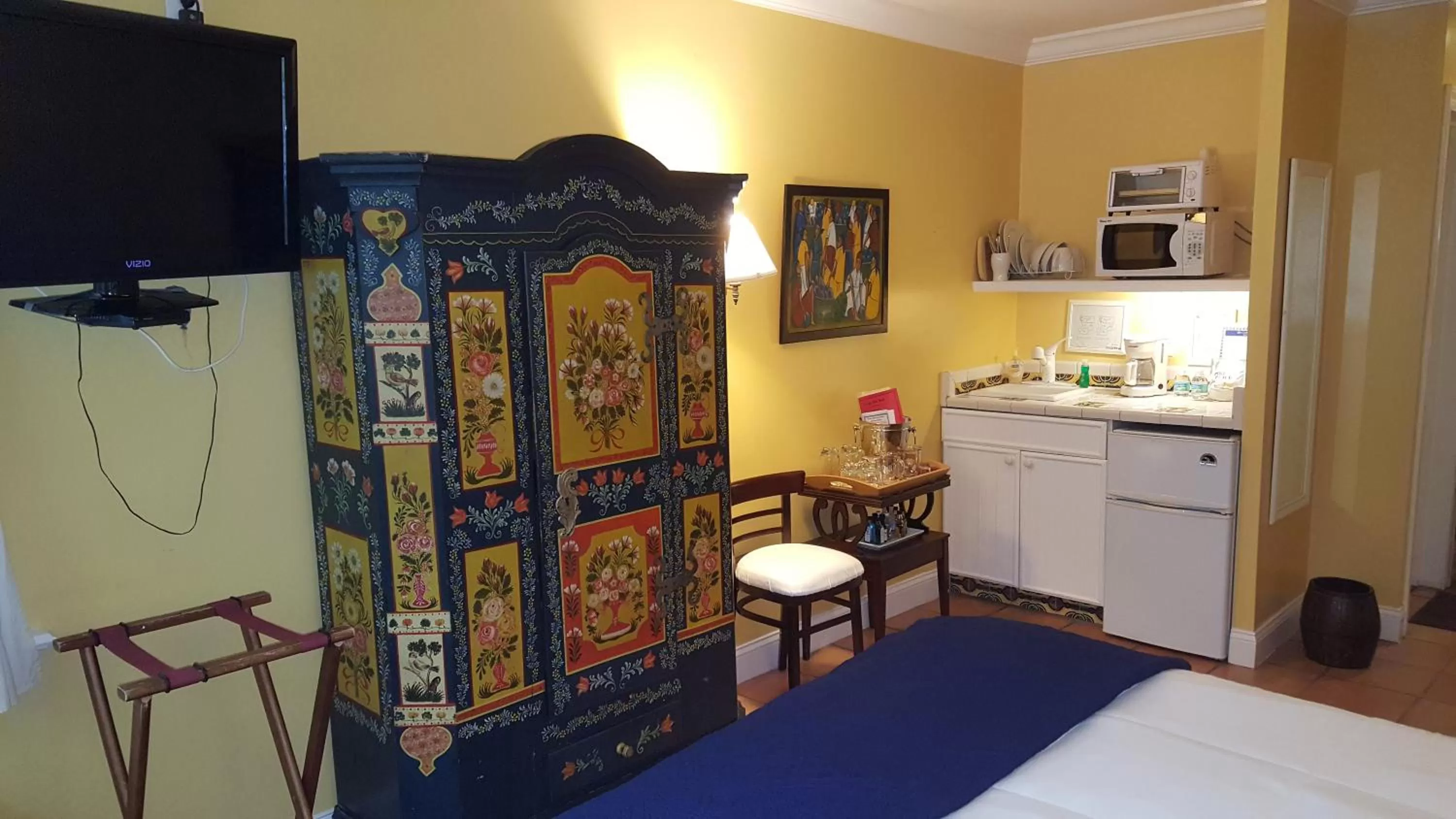 Photo of the whole room, Bed in The Caribbean Court Boutique Hotel