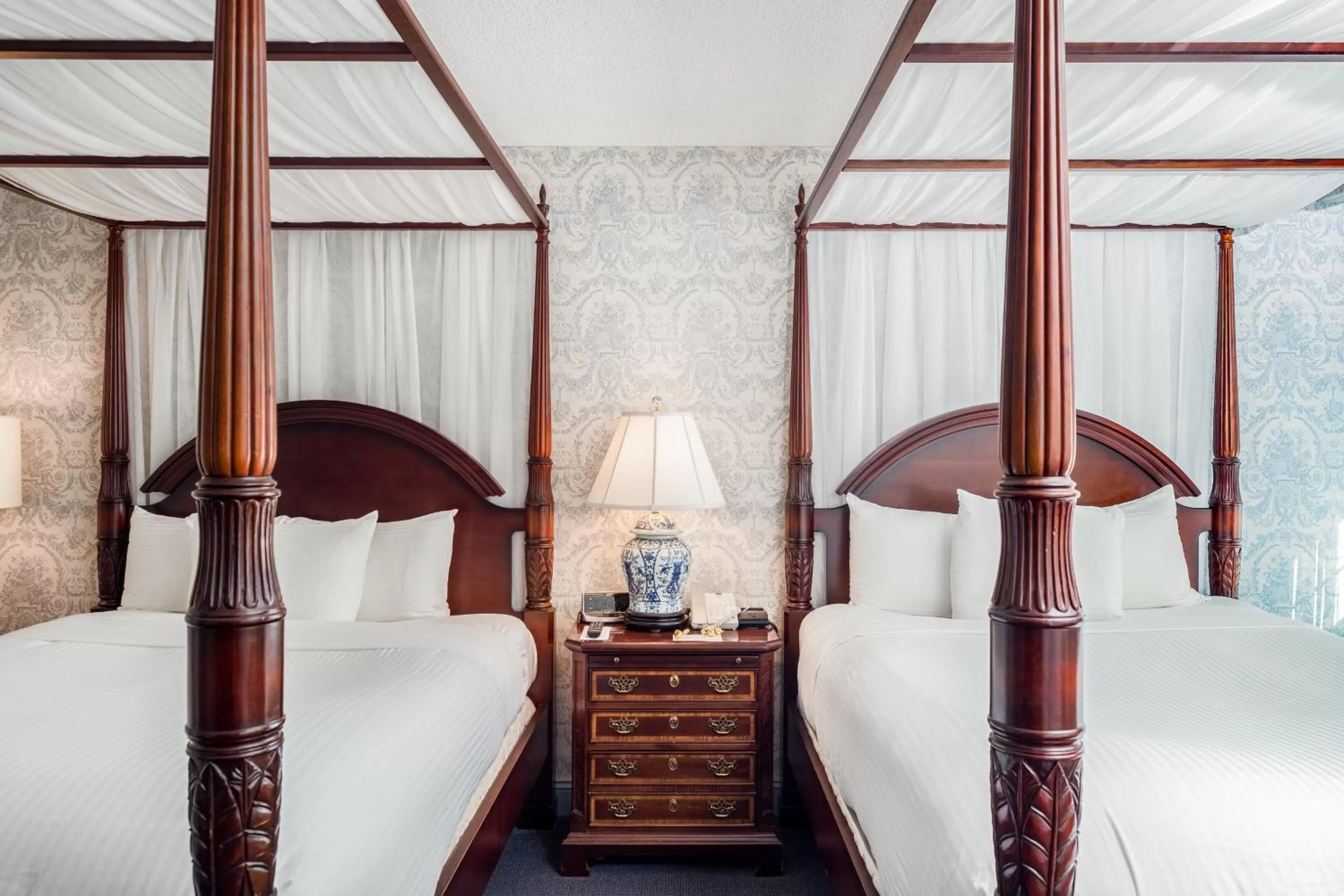 Bathroom, Bed in The Farmington Inn and Suites