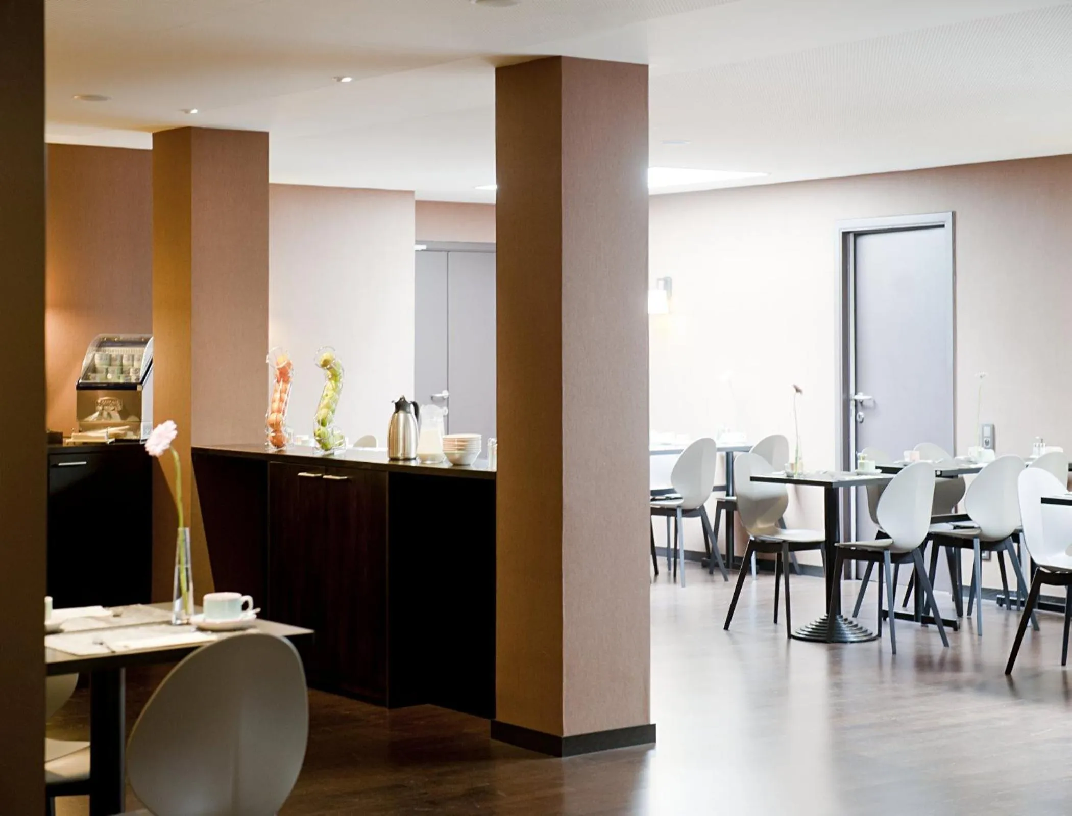 Restaurant/places to eat in New Hotel Charlemagne