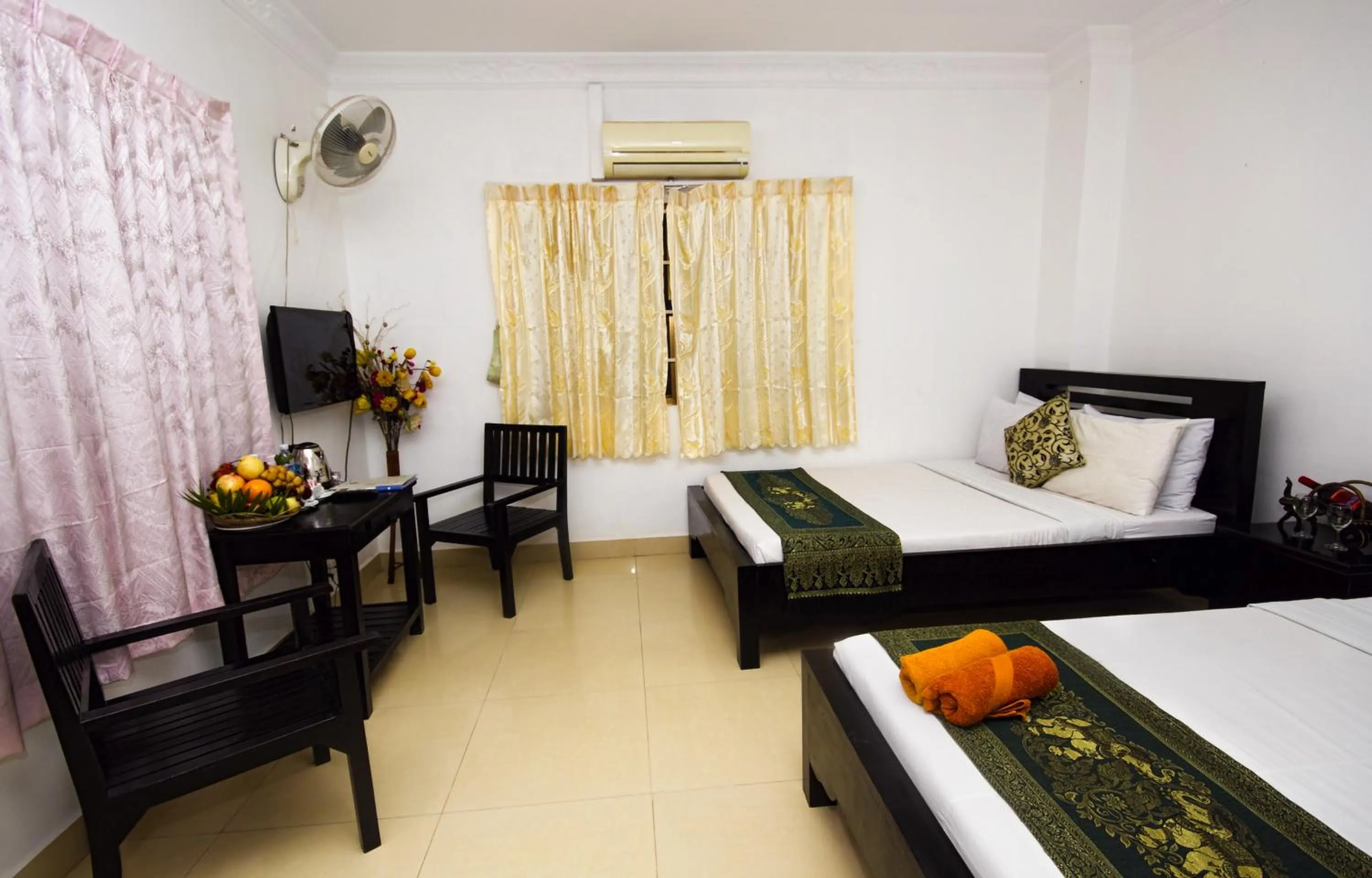 Photo of the whole room, Bed in King Boutique Hotel