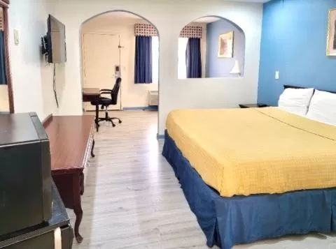 Bed in Americas Best Value Inn and Suites Houston/Northwest Brookhollow