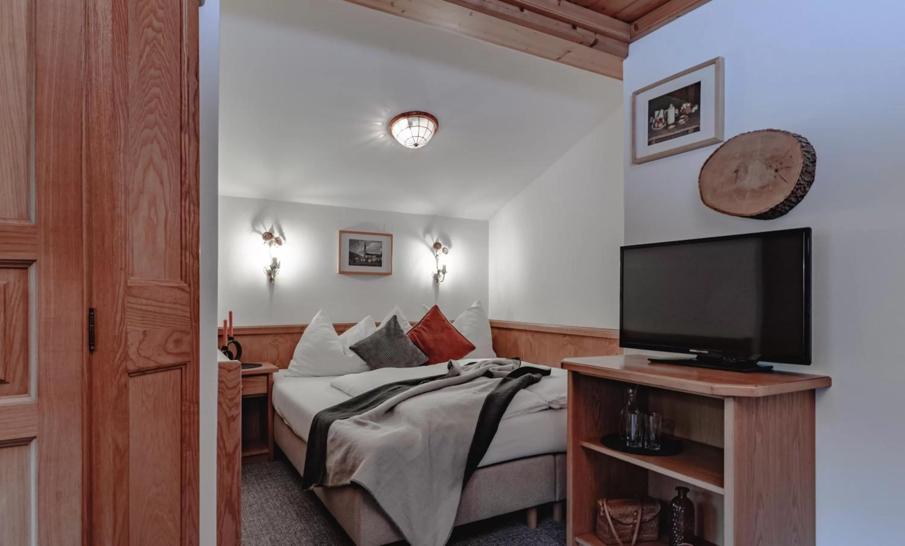 Photo of the whole room, Bed in Appartements KATHRIN