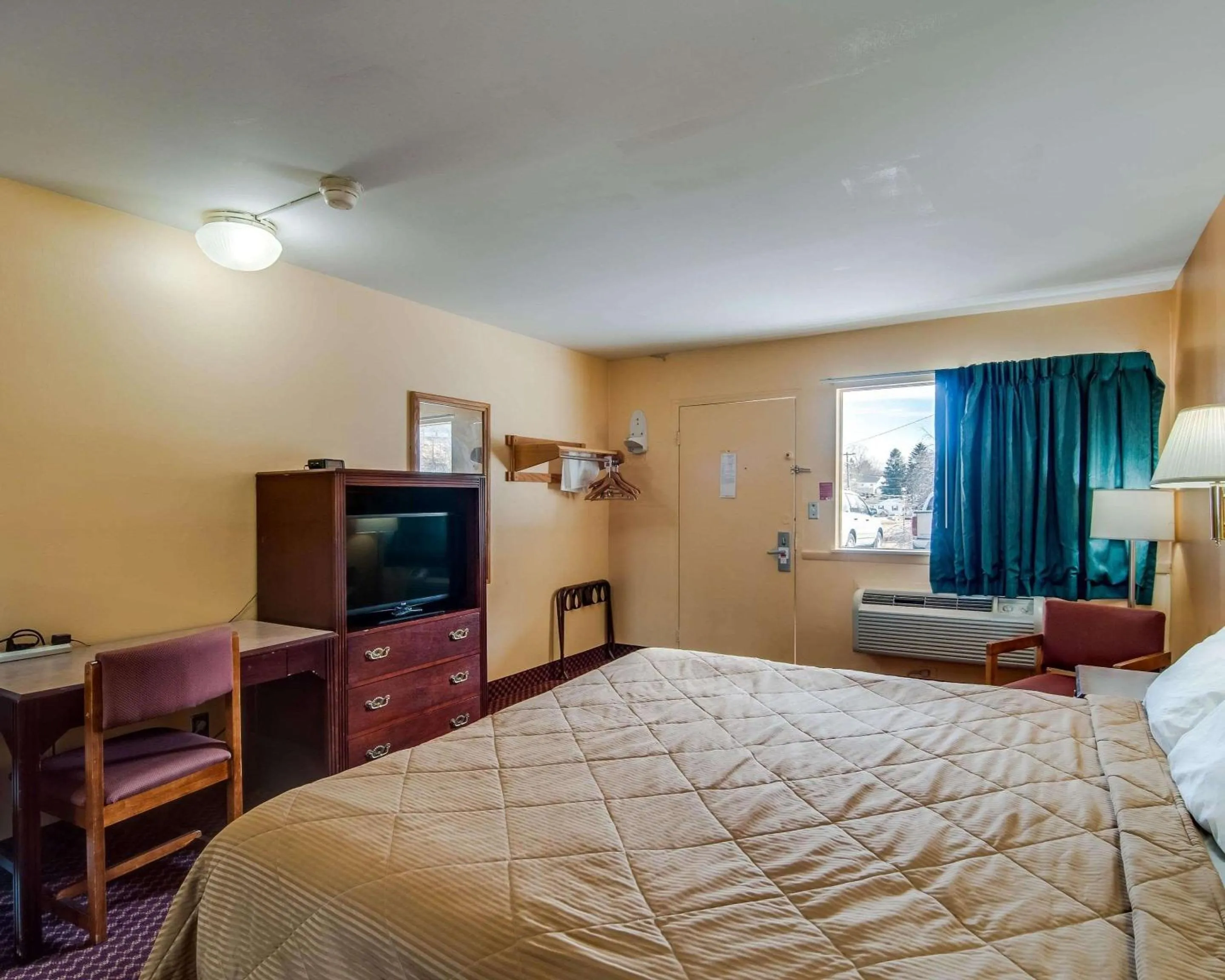 Photo of the whole room, Bed in Econo Lodge Near Bluefield College
