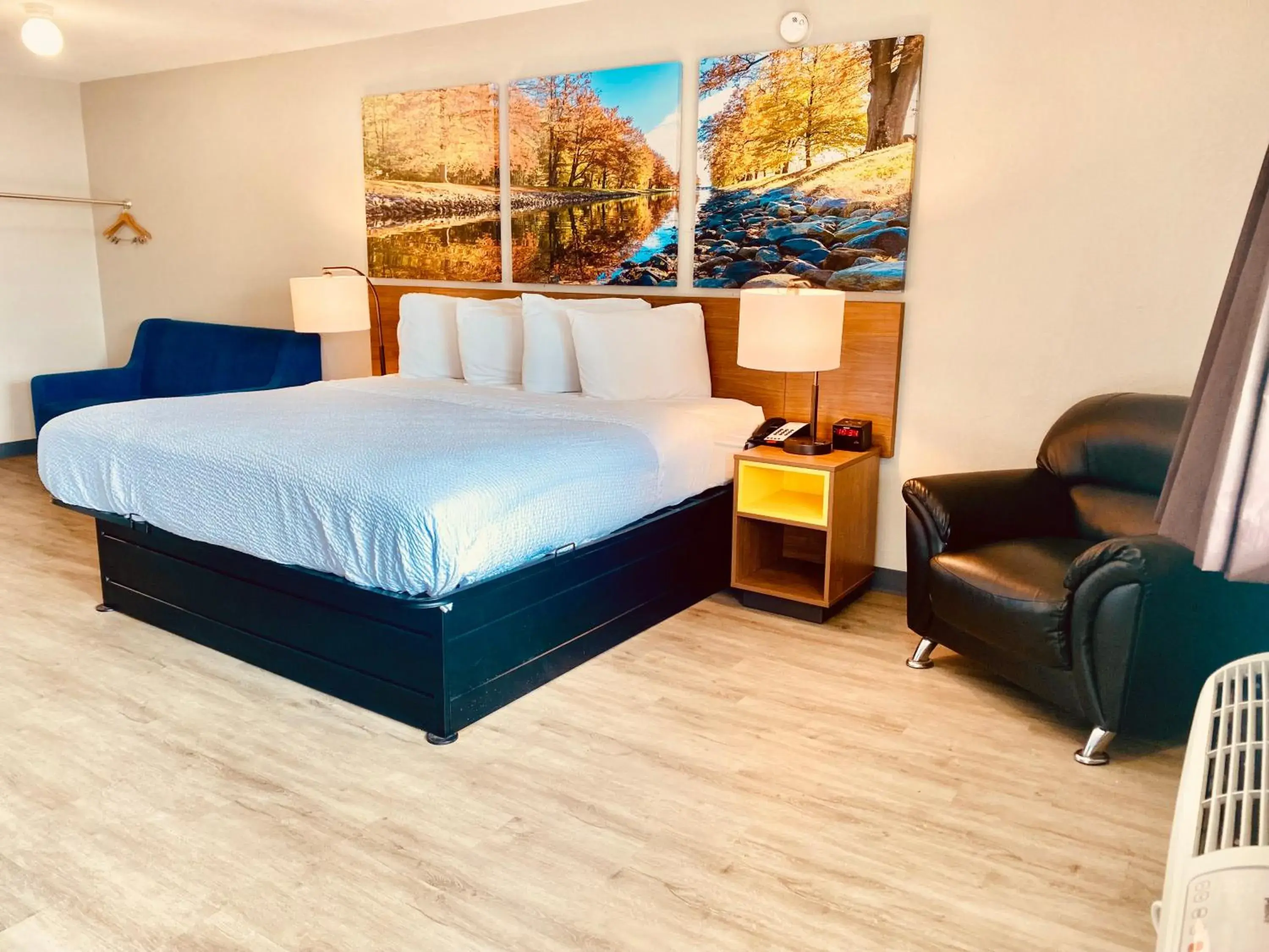 Standard King Room - Smoking in Days Inn by Wyndham Ardmore Standard King Room - Smoking in Days Inn by Wyndham Ardmore