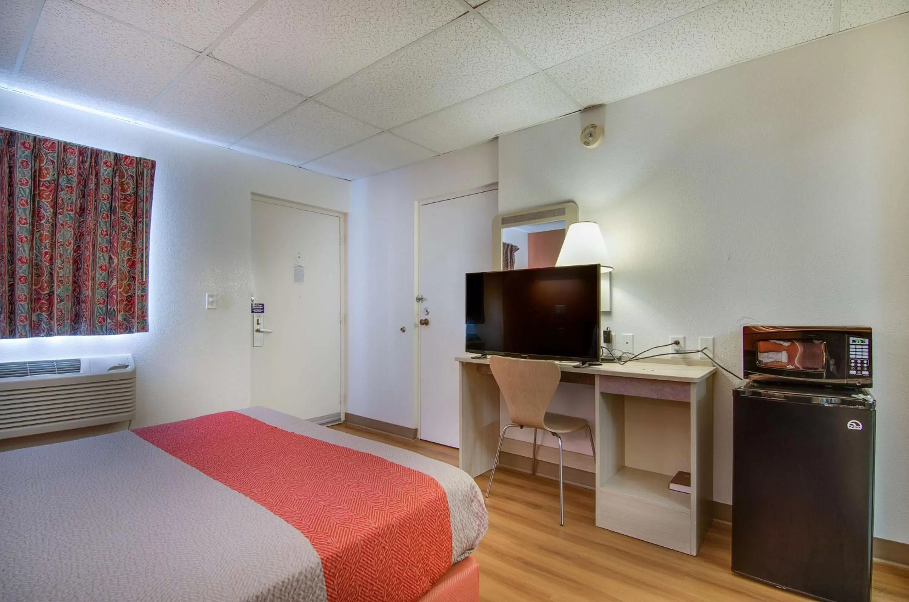 TV and multimedia, Bed in Motel 6-Salina, KS