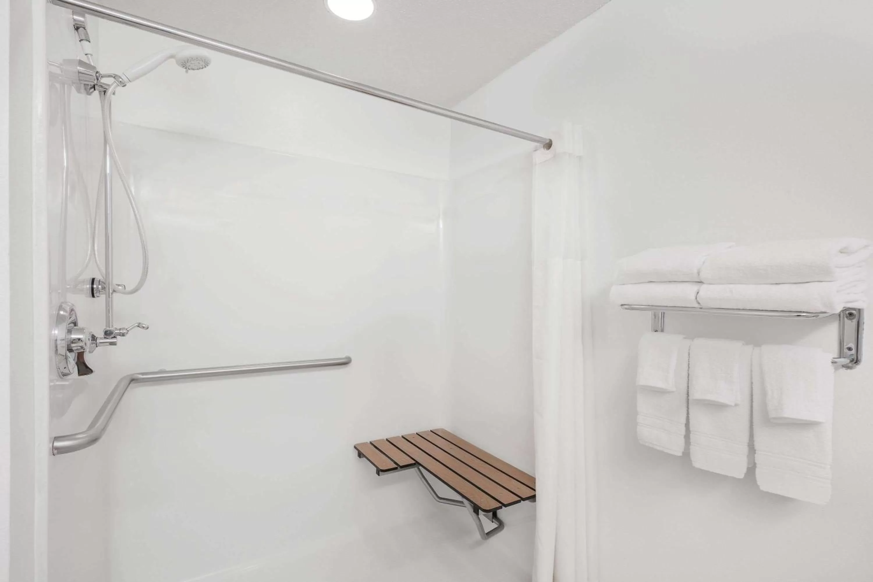 Shower in Microtel Inn & Suites by Wyndham Hamburg