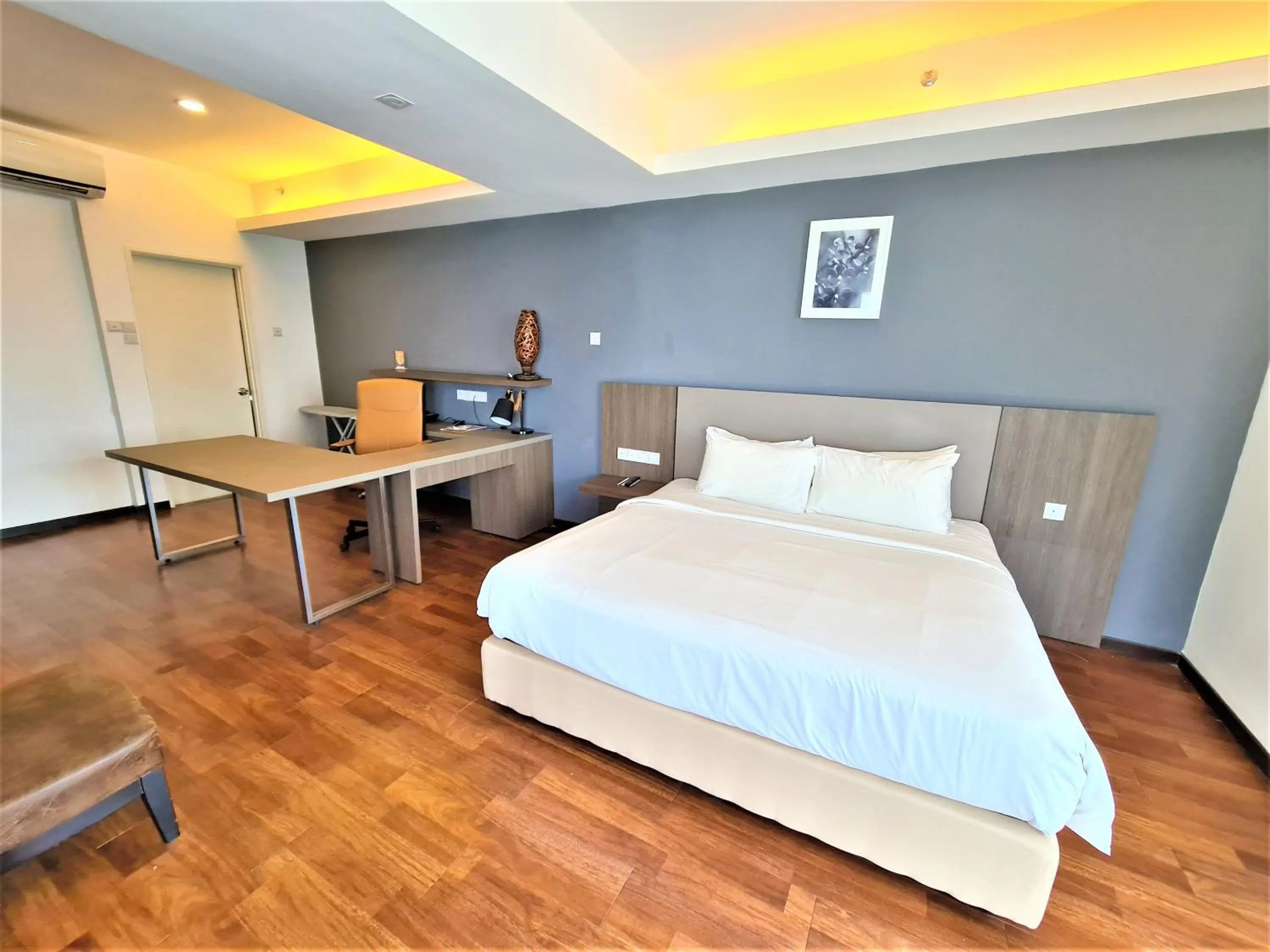 Bedroom, Bed in Nexus Regency Suites & Hotel