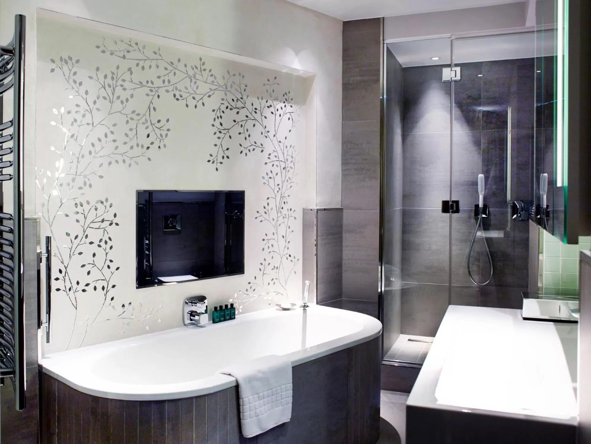 Shower in Cheval Three Quays at The Tower of London