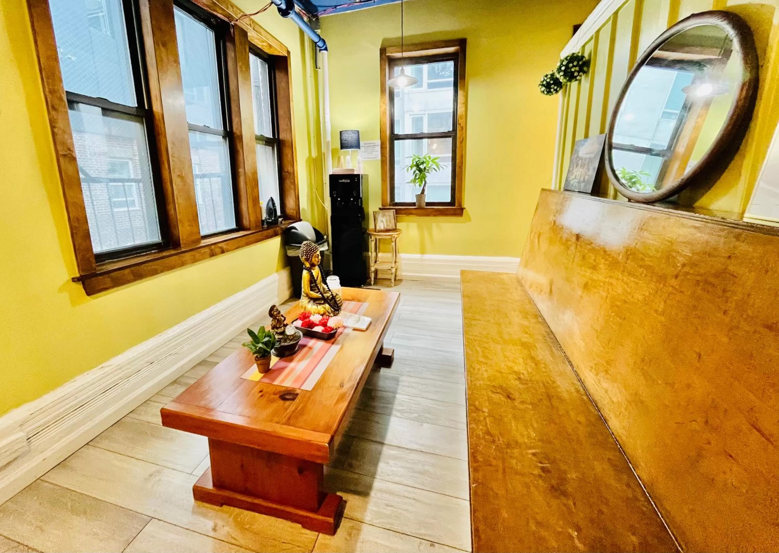 Seating area in New York Spirit Retreats HOSTEL
