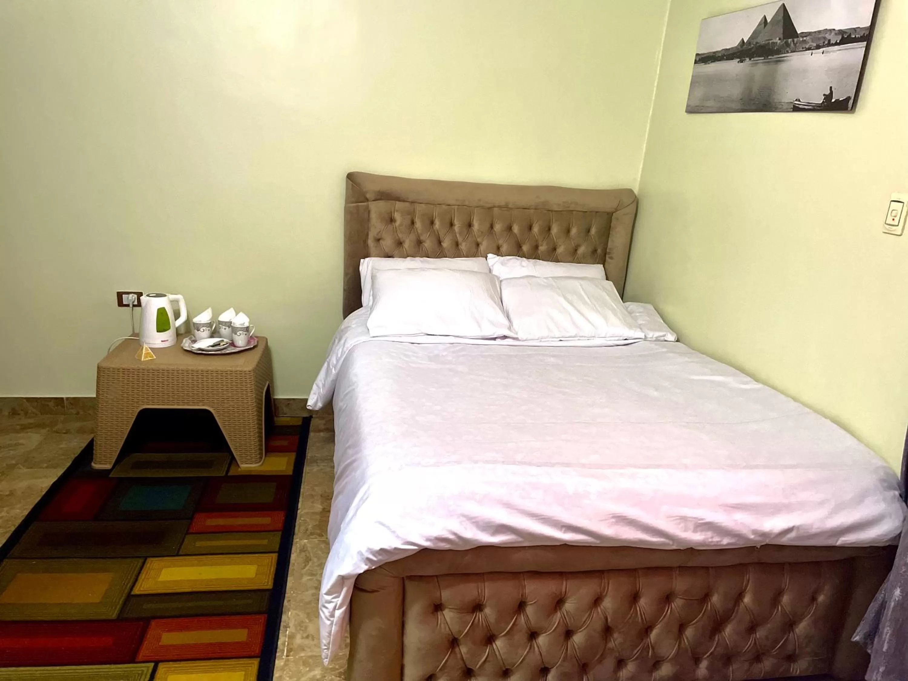 Bed in Sphinx palace pyramids view