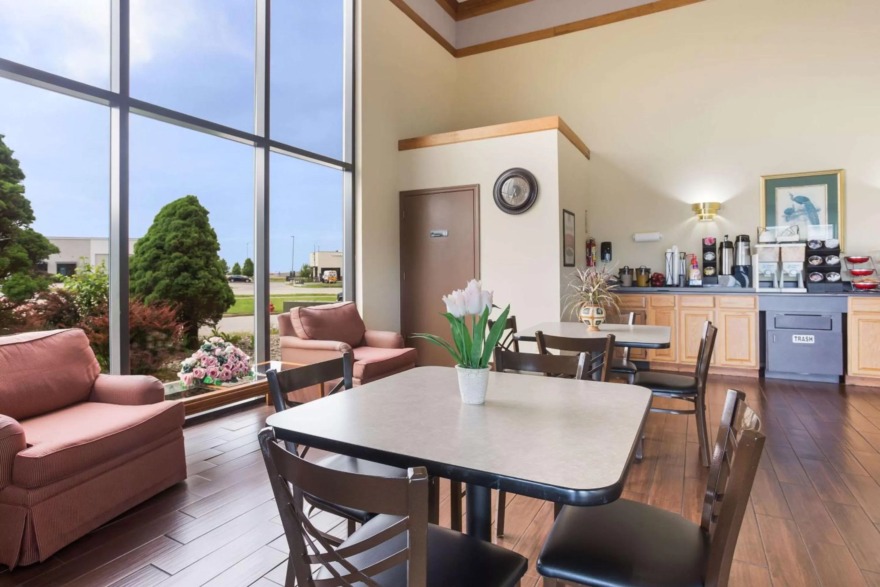 Restaurant/Places to Eat in Econo Lodge Saint Robert