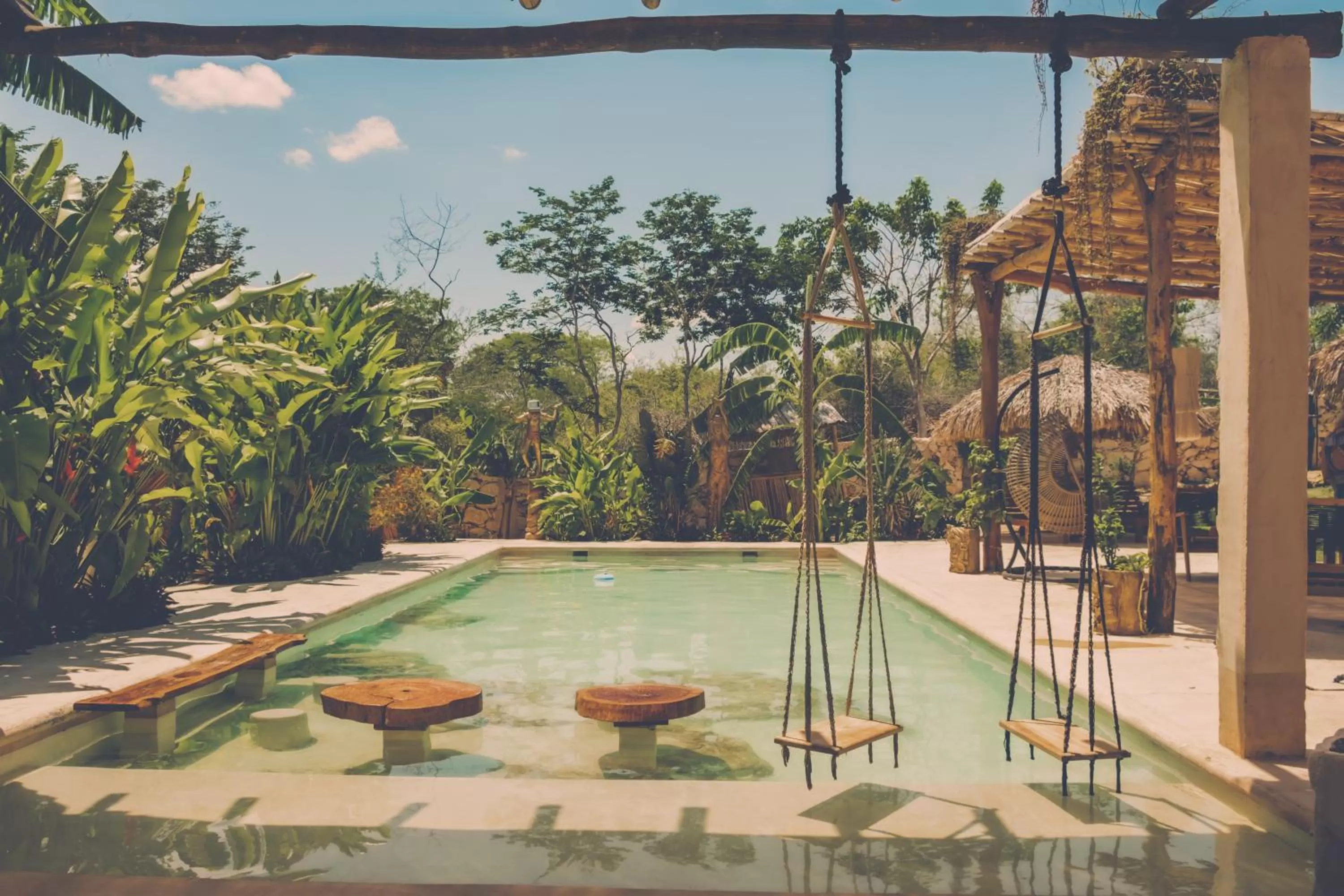 Garden, Swimming Pool in RESET ATEMPORAL