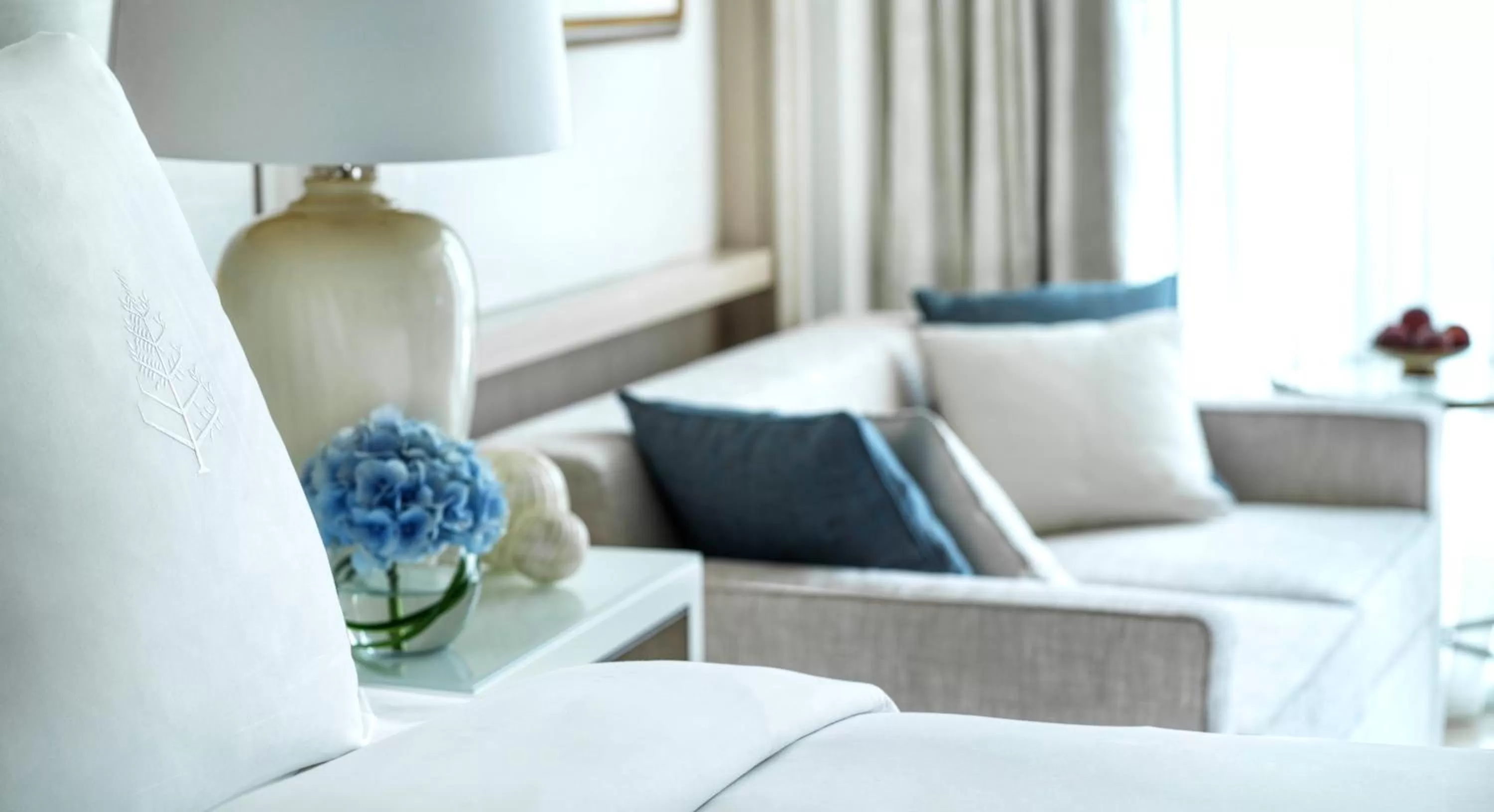 Seating area, Bed in Four Seasons Hotel Doha
