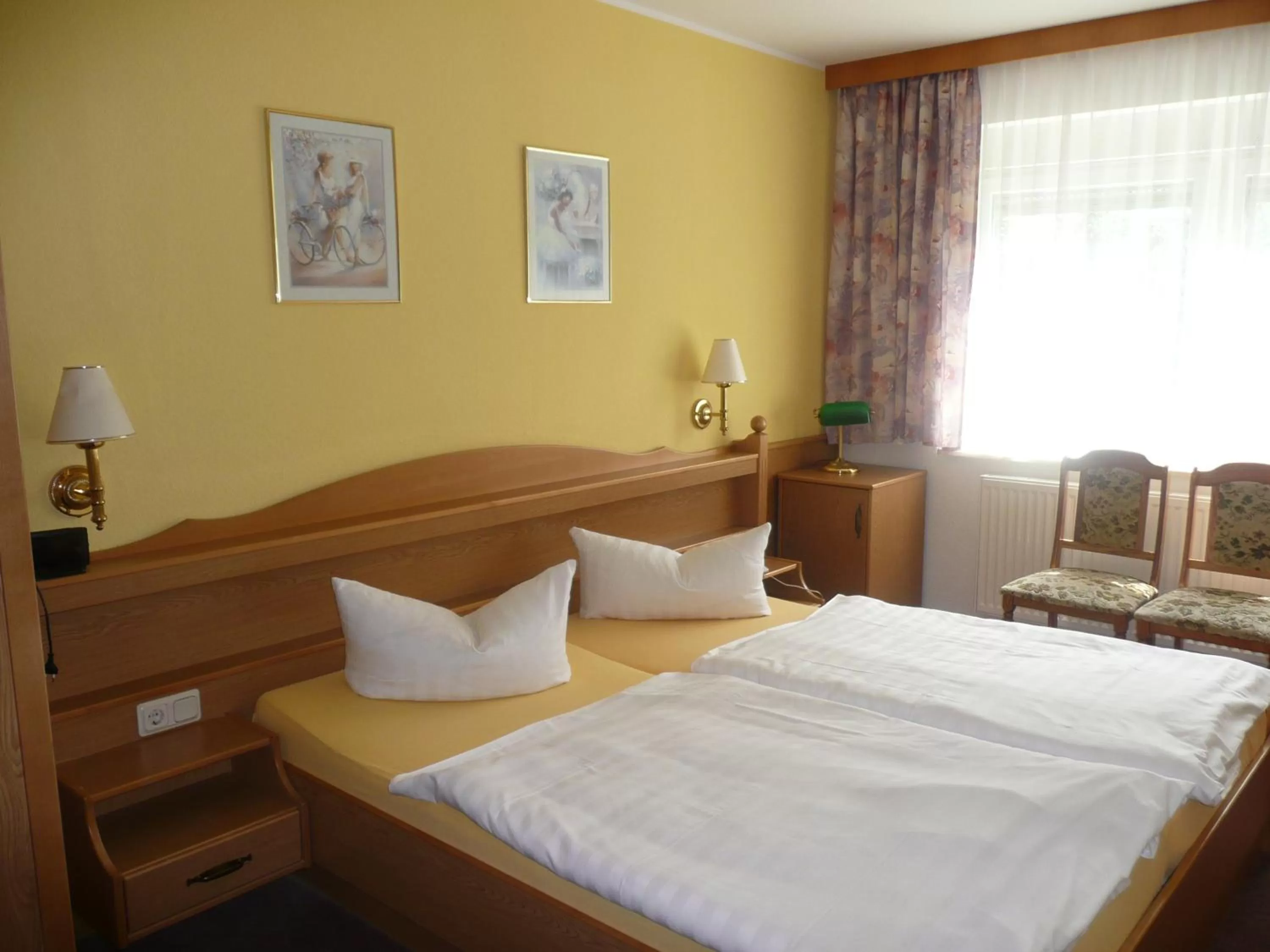 Bedroom, Bed in Hotel Garden