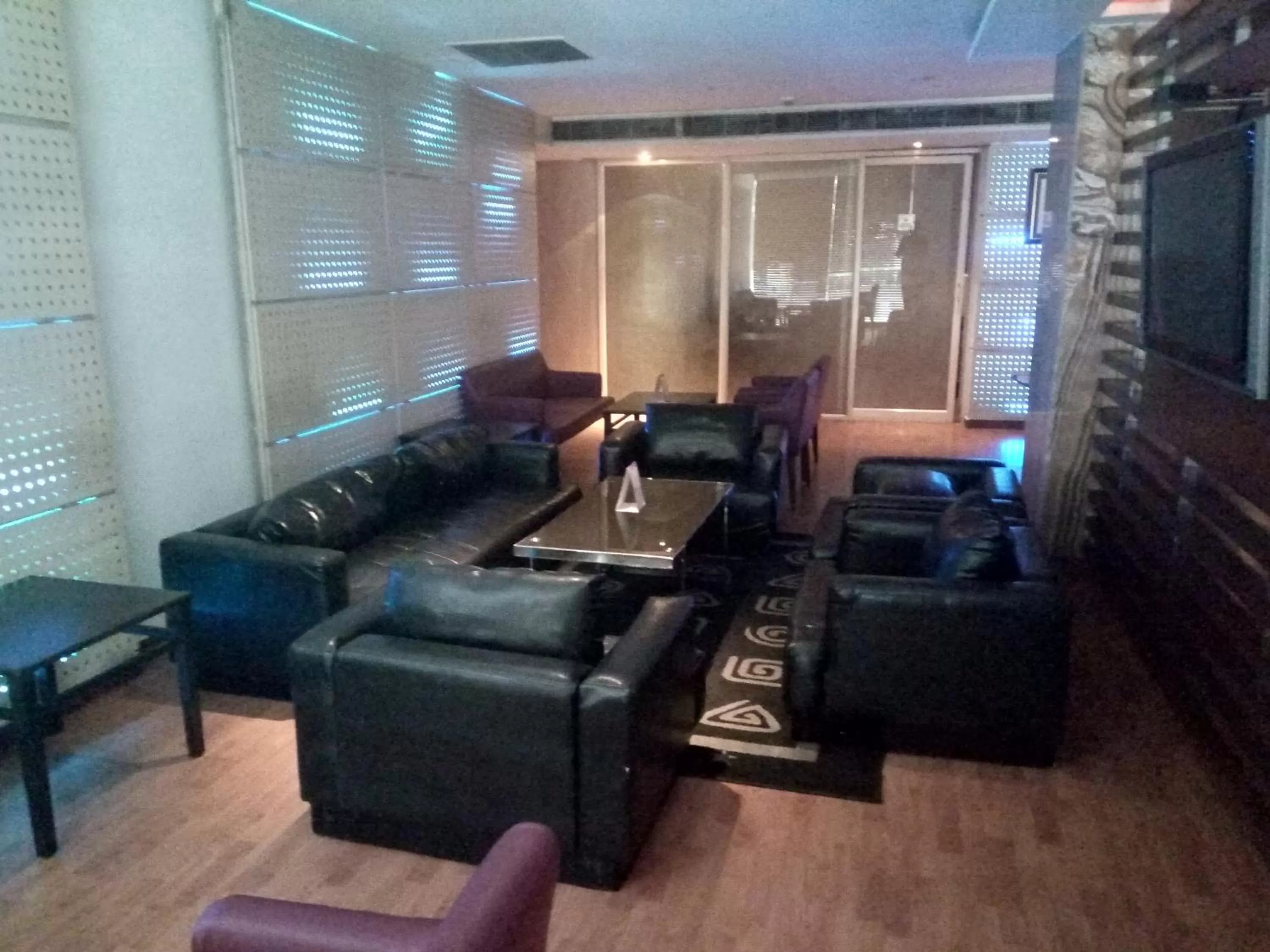 Lounge or bar in Hampshire Plaza