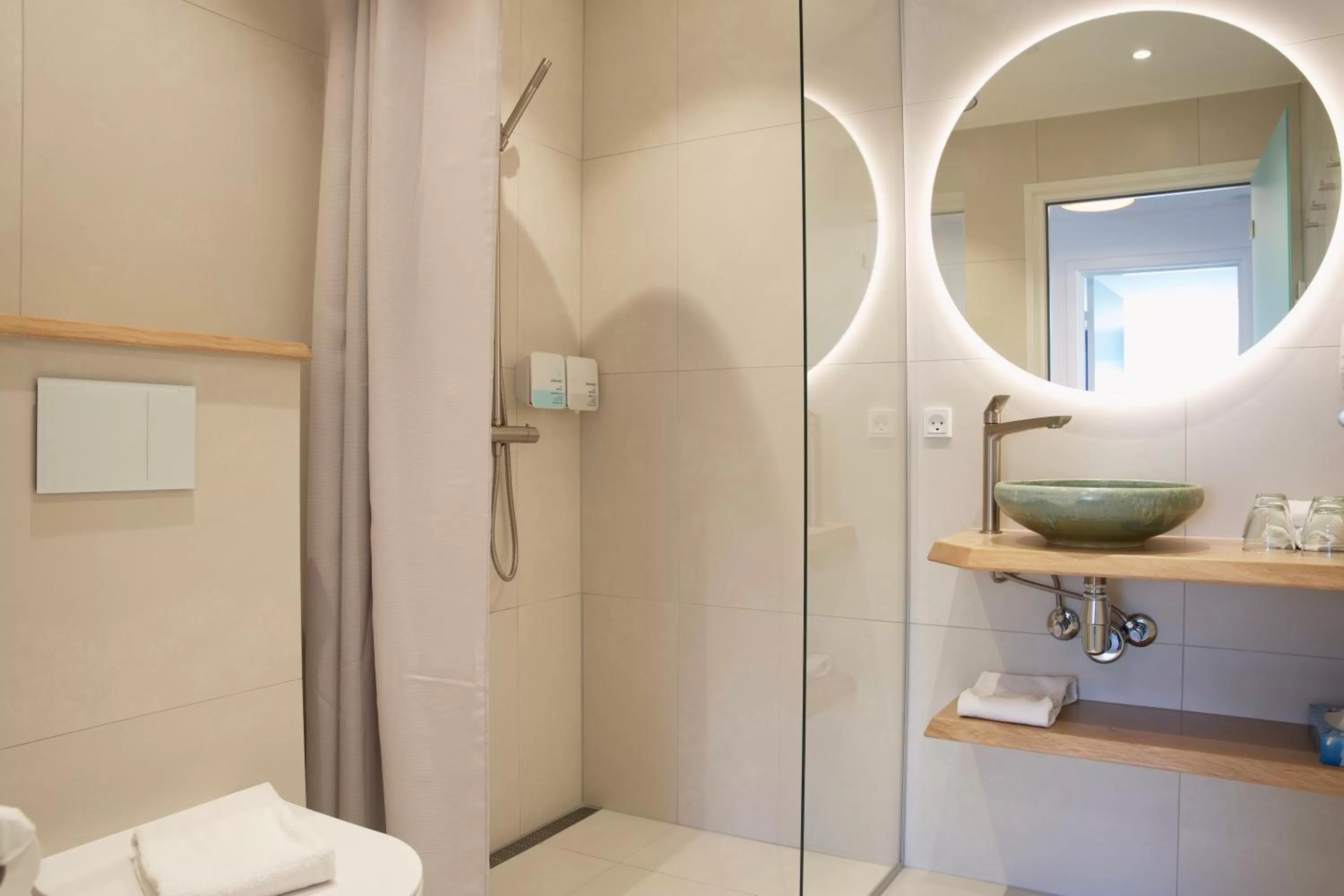 Shower in Skagen Harbour Hotel